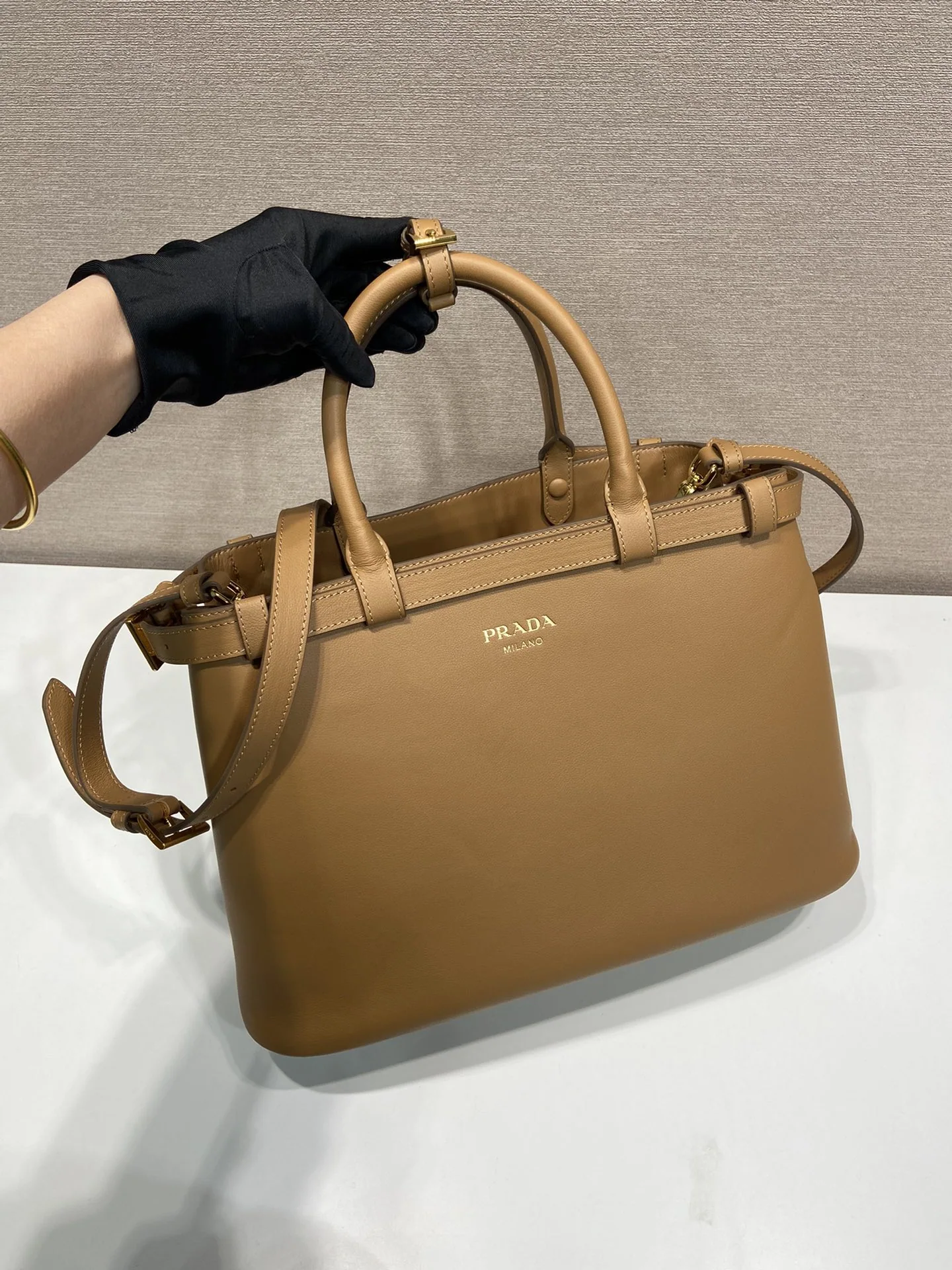 프라다 카프스킨 라지 핸드백 1BA417 상세 이미지 2
