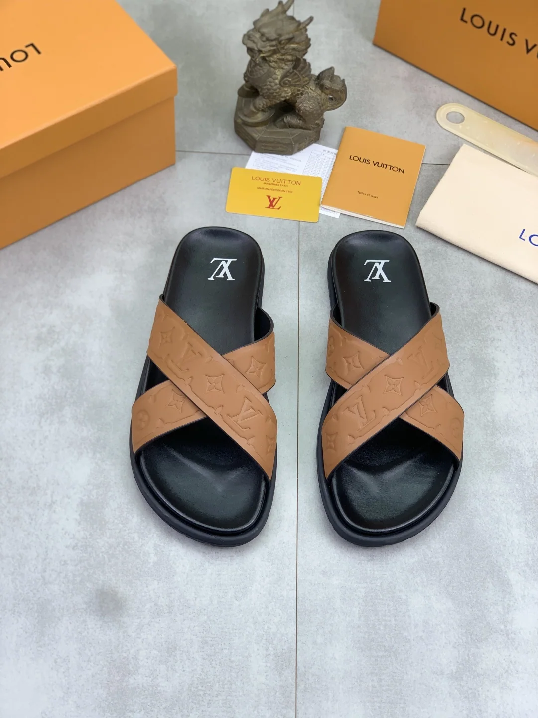 루이비통 이탈리아산 송아지가죽 슬리퍼 상세 이미지 2