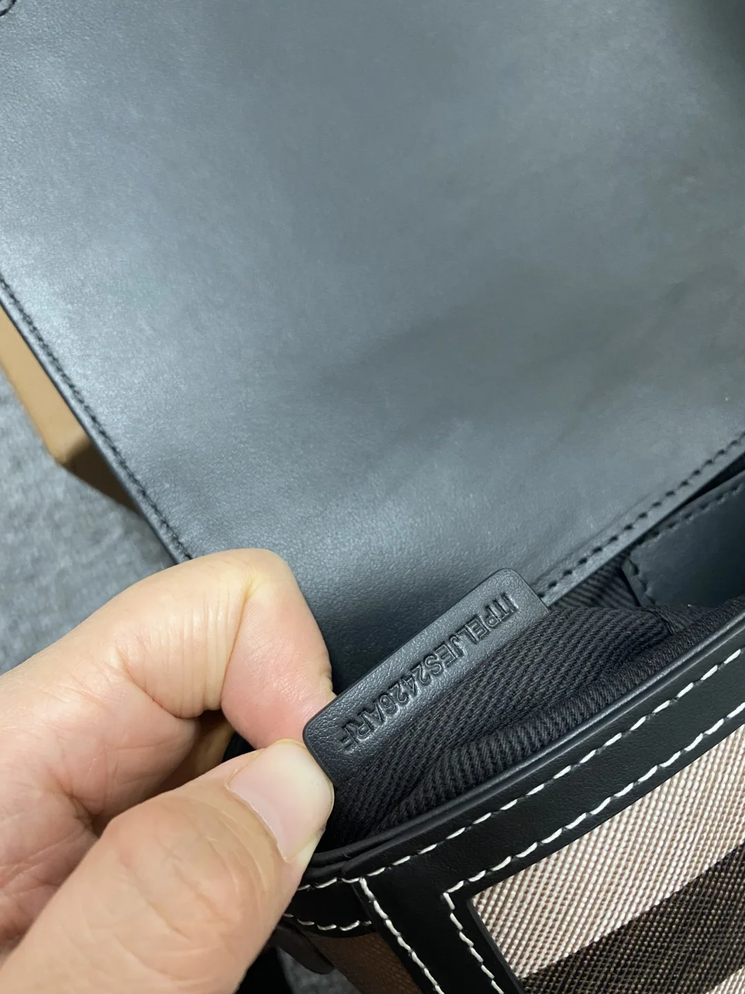 버버리 자작나무 갈색 체크 숄더백 상세 이미지 9