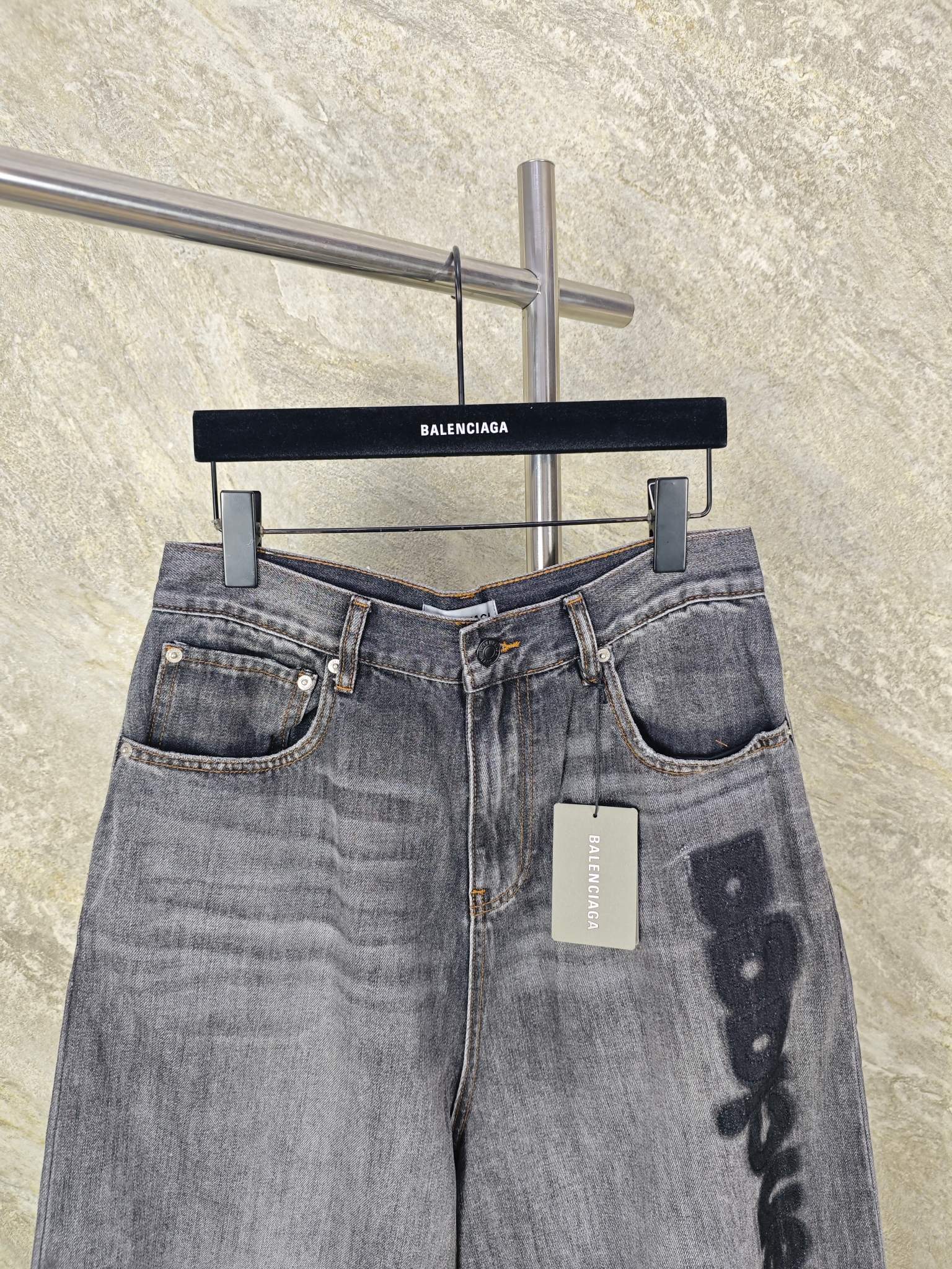 발렌시아가 그레이 워시 3 D 자수 데님 남성 바지 상세 이미지 6