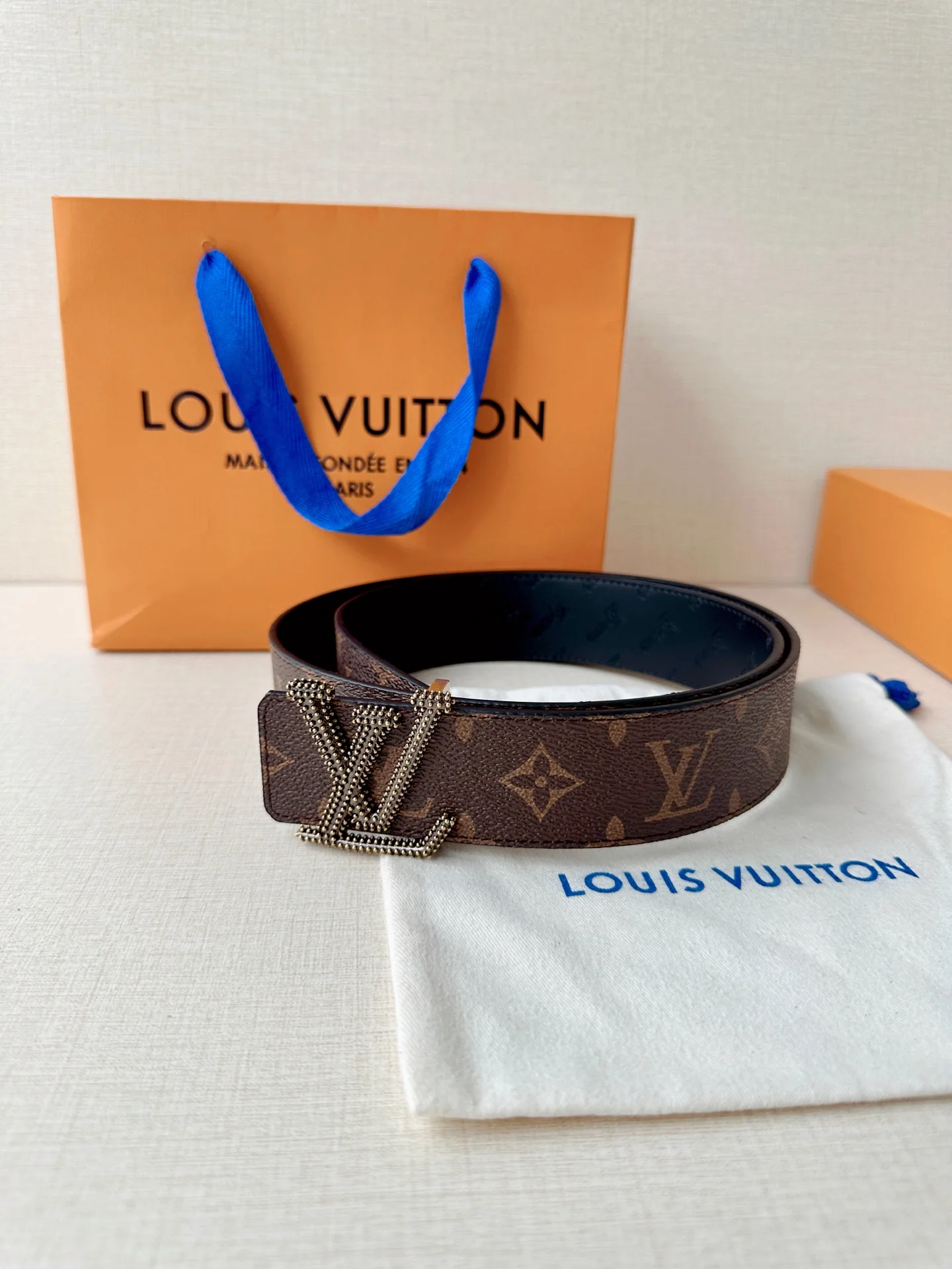 루이비통 LV 이니셜 스터드 리버시블 가죽 벨트 상세 이미지 7