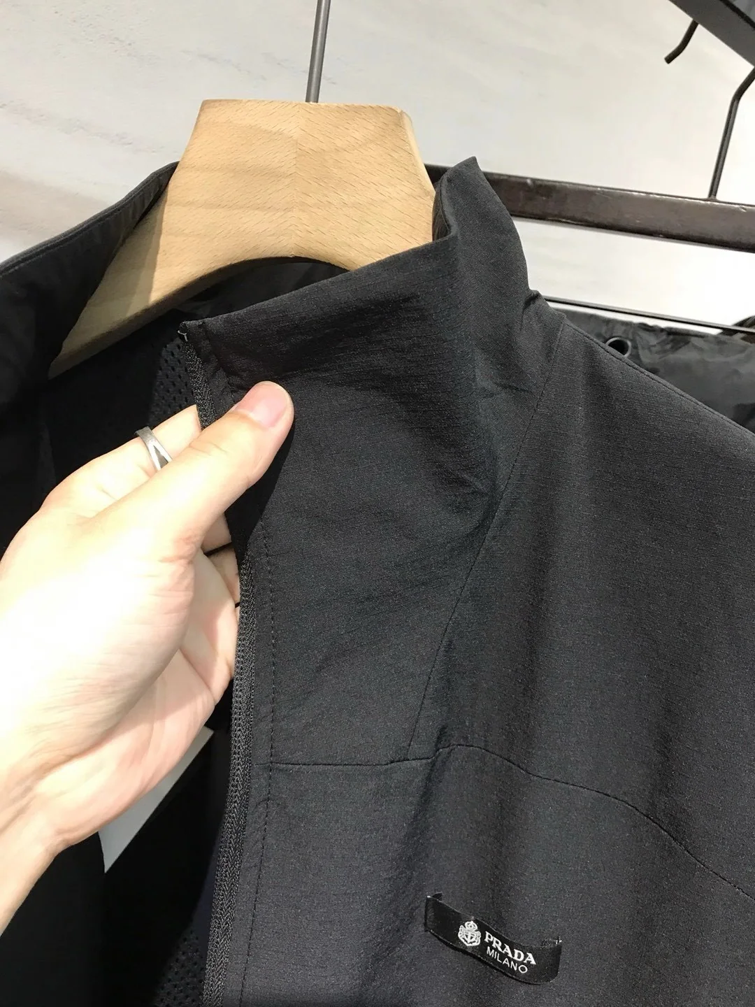 프라다 26 ss 블랙나이트 재킷 19439 Prada 상세 이미지 6