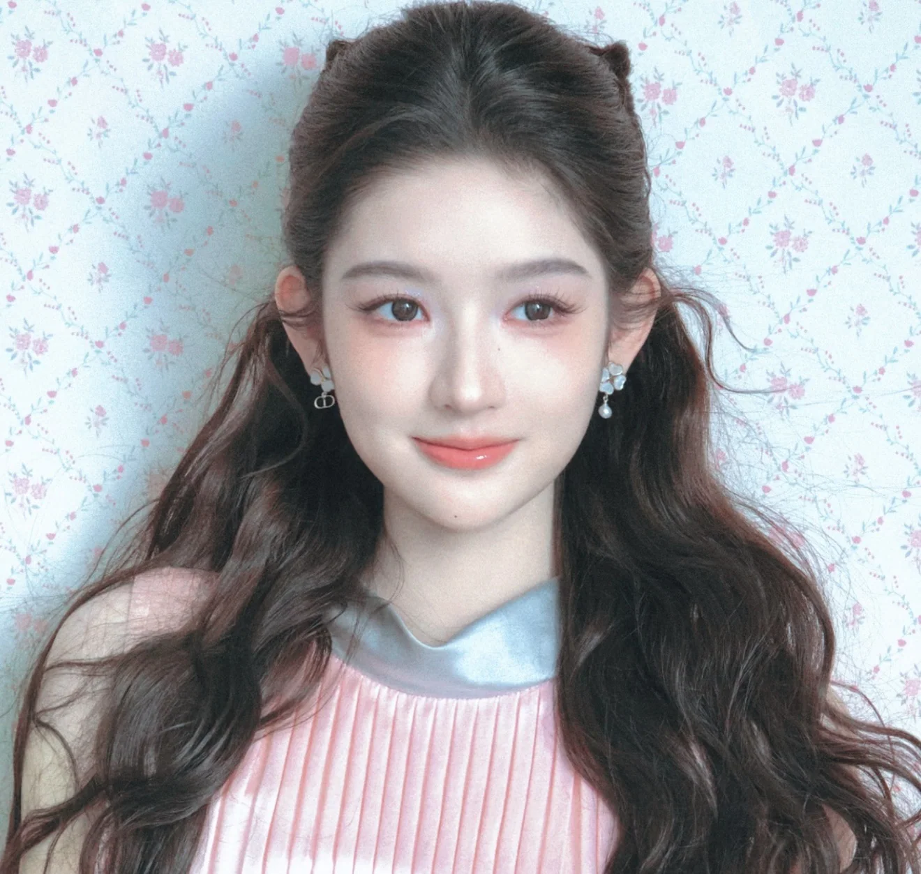 디올 화이트클로버 비대칭 진주 귀걸이 상세 이미지 7
