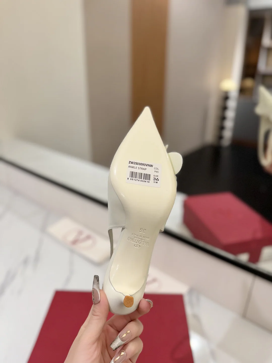 발렌티노 나비 장식 뾰족 앞코 하이힐 상세 이미지 9
