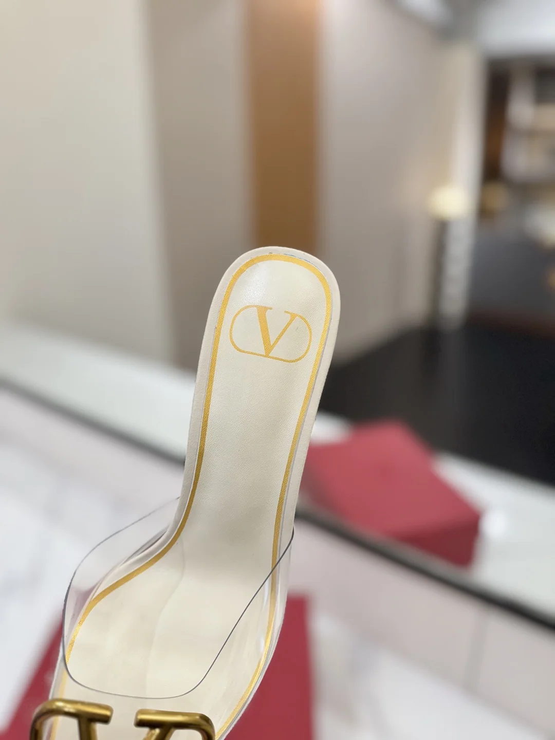 발렌티노 투명 V 버클 레이스업 하이힐 샌들 상세 이미지 8