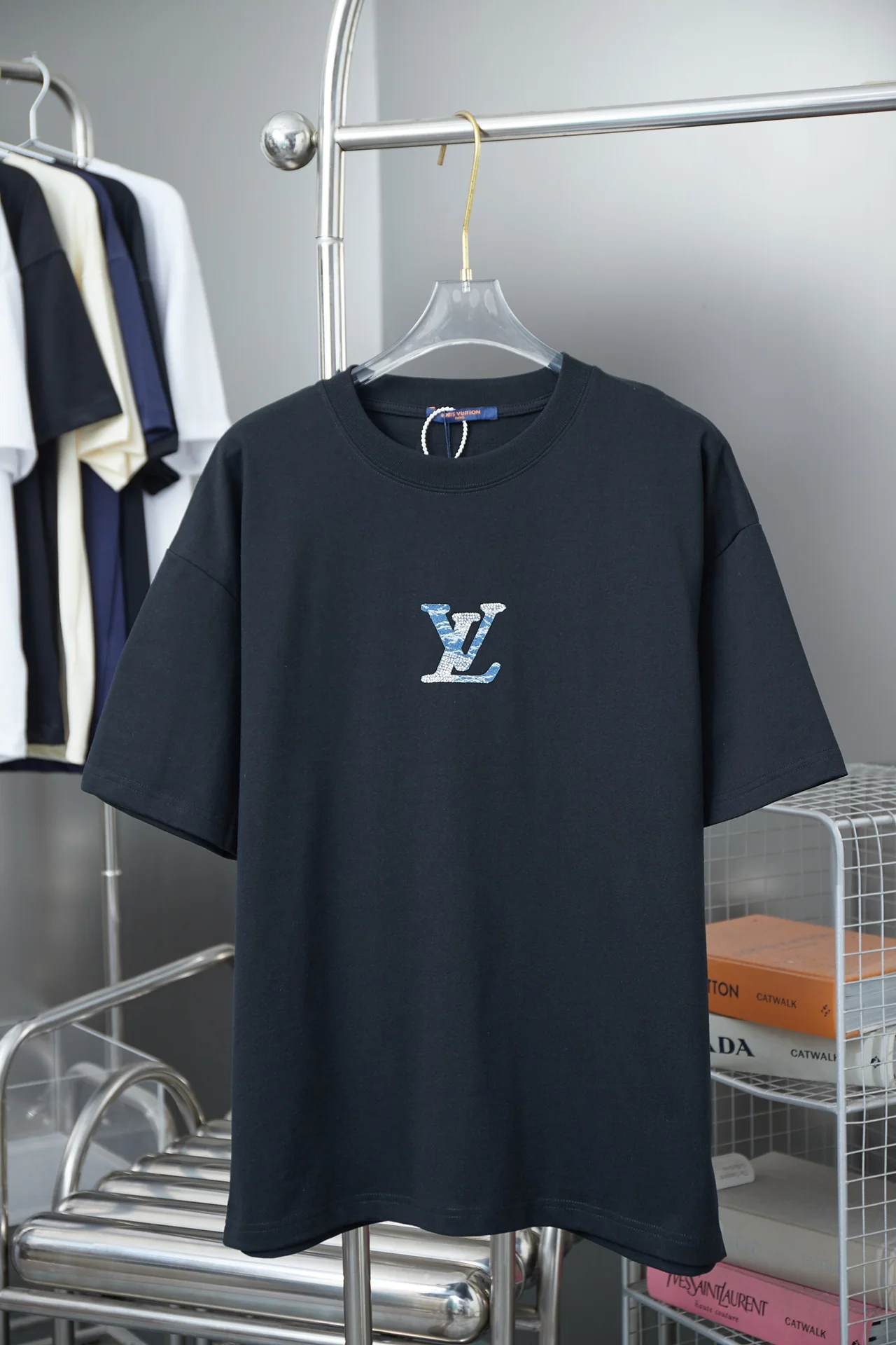 루이비통 데님 아플리케 LV 레터 라인스톤 반팔 티셔츠 26 SS 상세 이미지 1