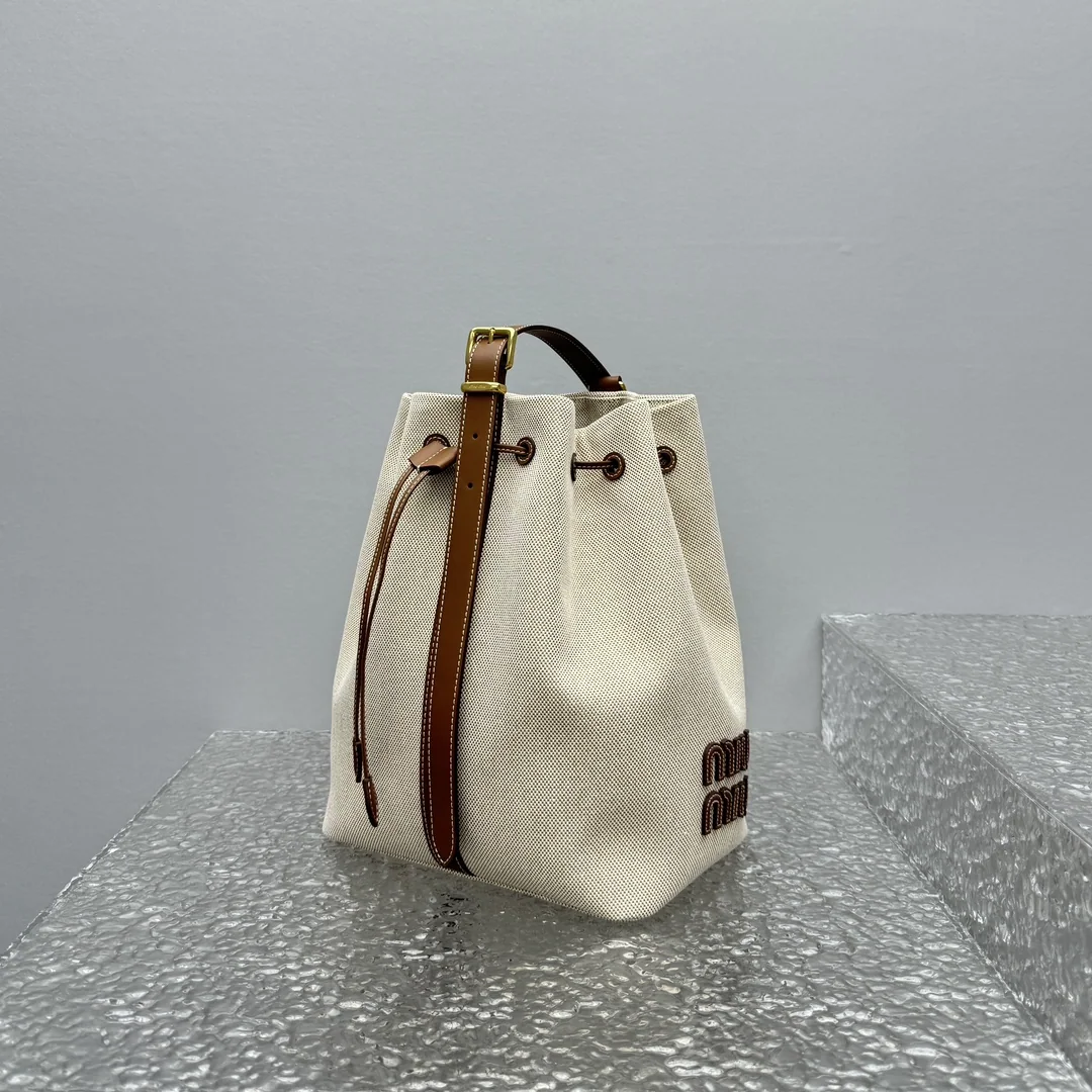 미우미우 캔버스 숄더백 상세 이미지 3