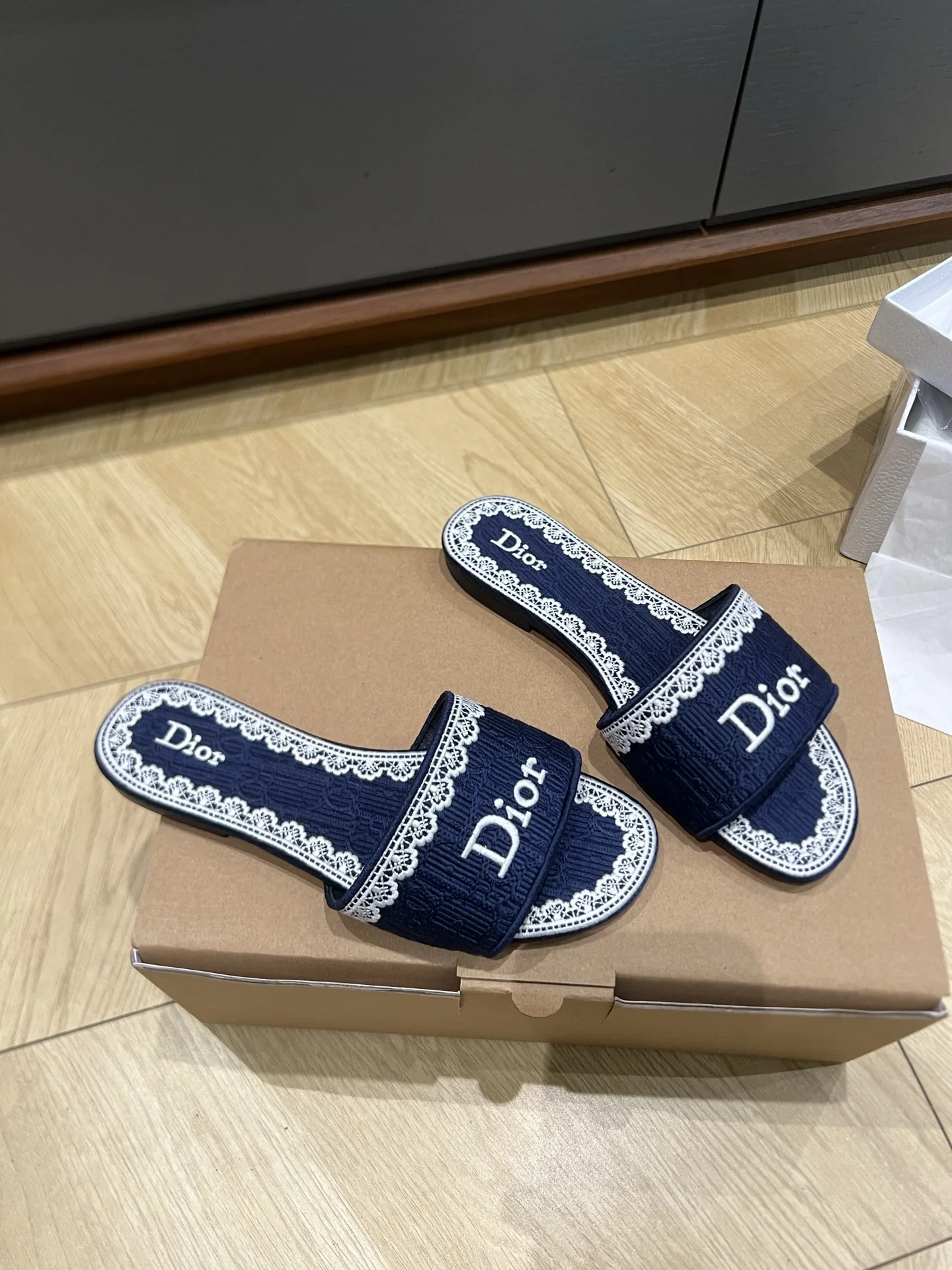 디올 자수 쟈카드 레이스 샌들 상세 이미지 3