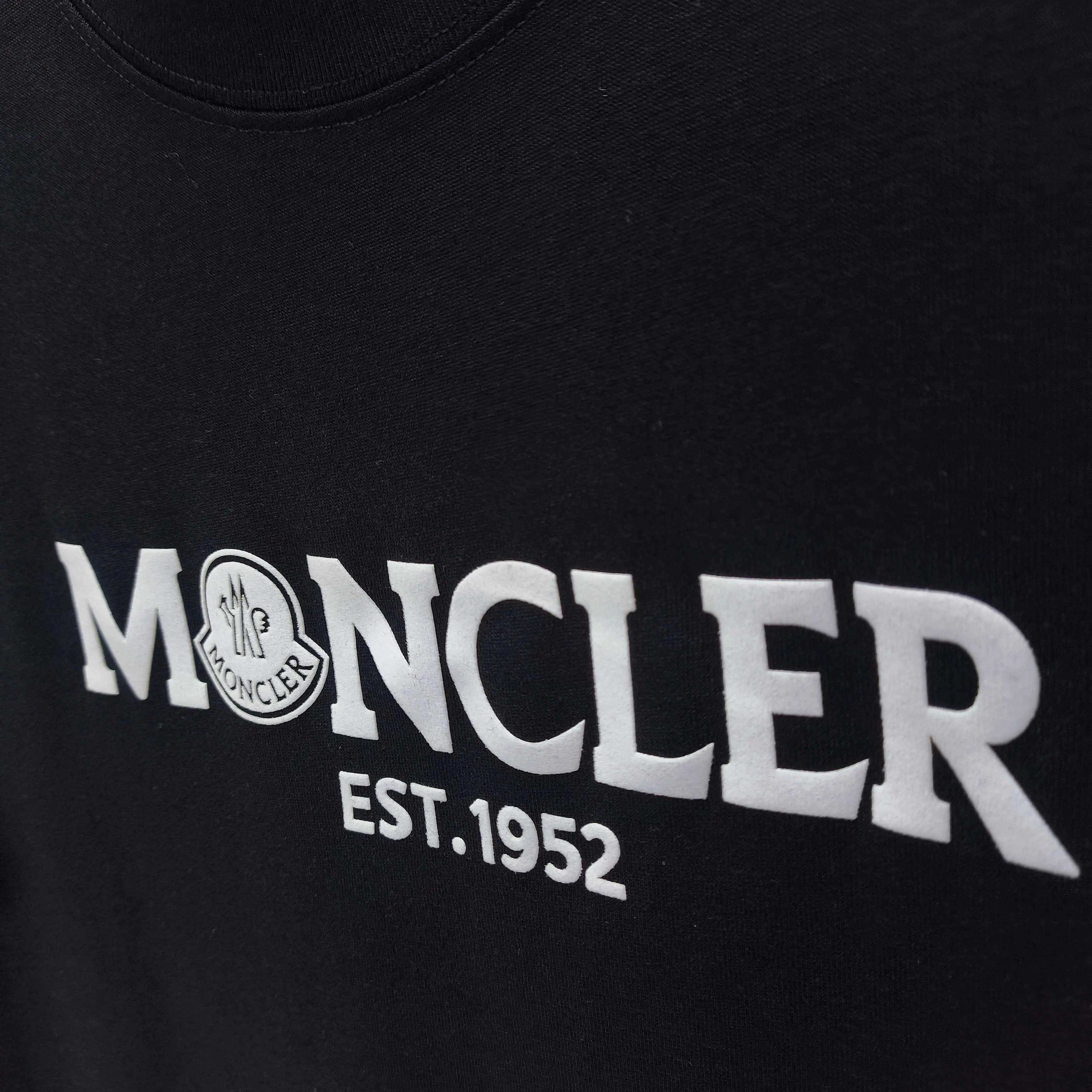 몽클레어 플로키 가공 레터 프린트 반팔 티셔츠 상세 이미지 5