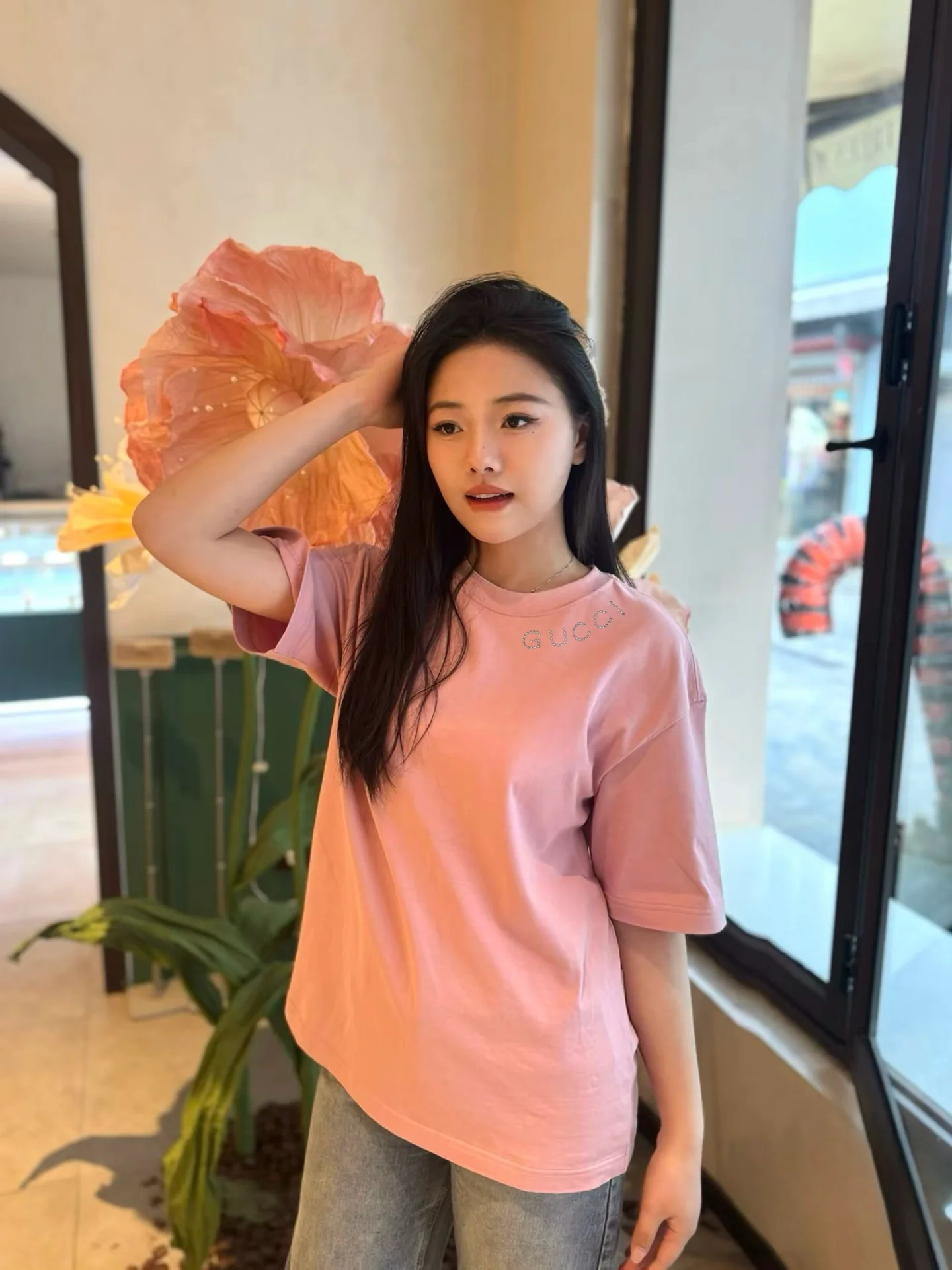 구찌 네크라인 라인스톤 핑크 반팔 티셔츠 상세 이미지 3