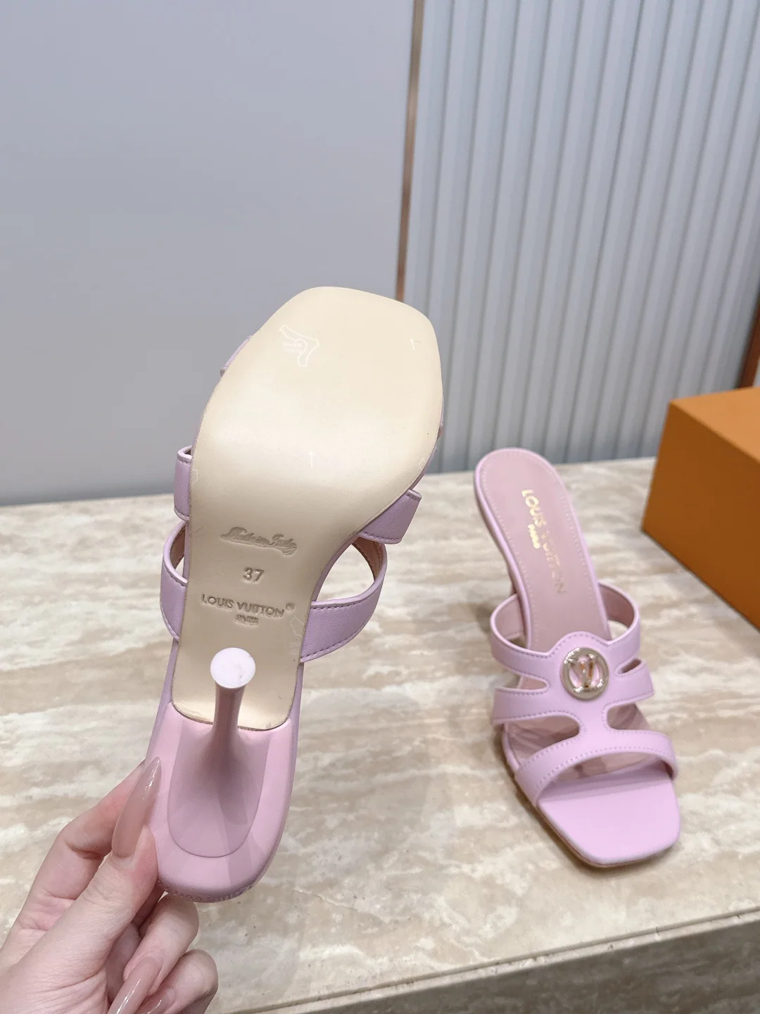 루이비통 메탈 버클 청키 힐 샌들 상세 이미지 7