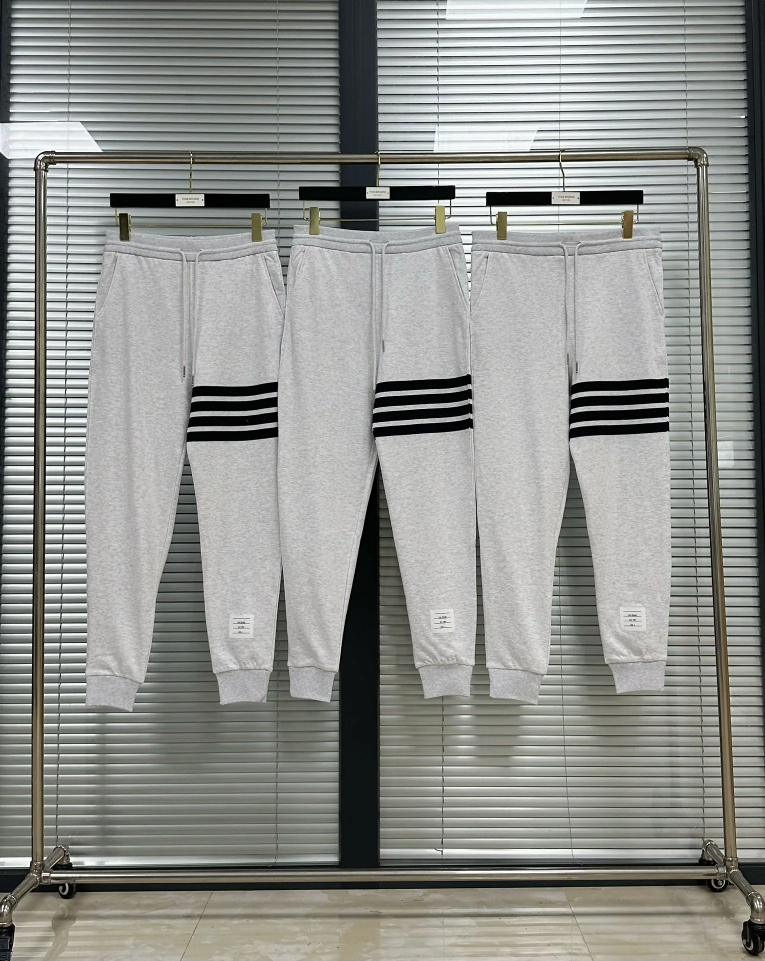 톰브라운 24 SS 실염색 4 바 스트라이프 면 바지 24SS