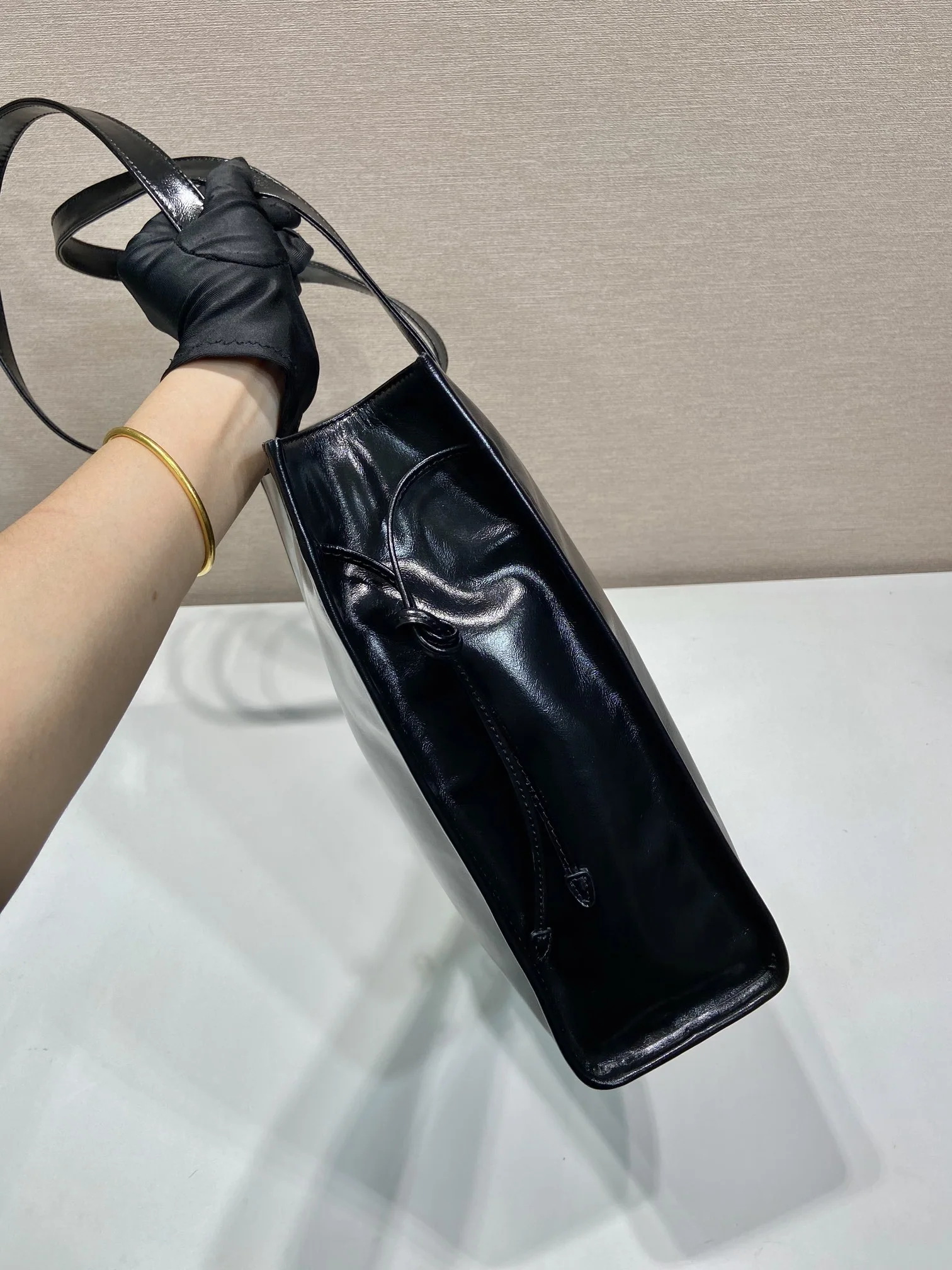 프라다 오일 코팅 가죽 토트백 상세 이미지 5