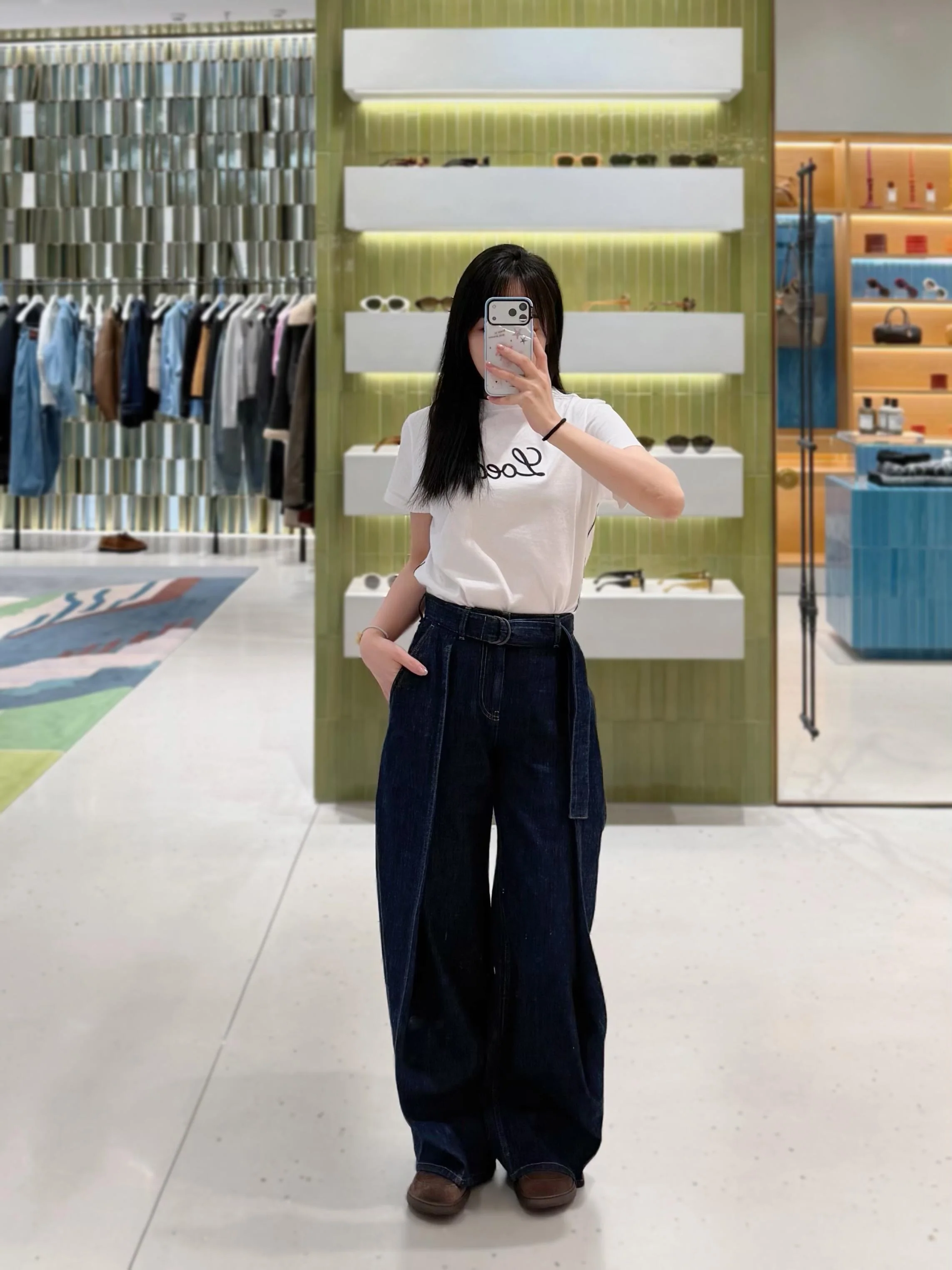 로에베 레터 로고 입체감 반팔 티셔츠 26 SS 상세 이미지 4