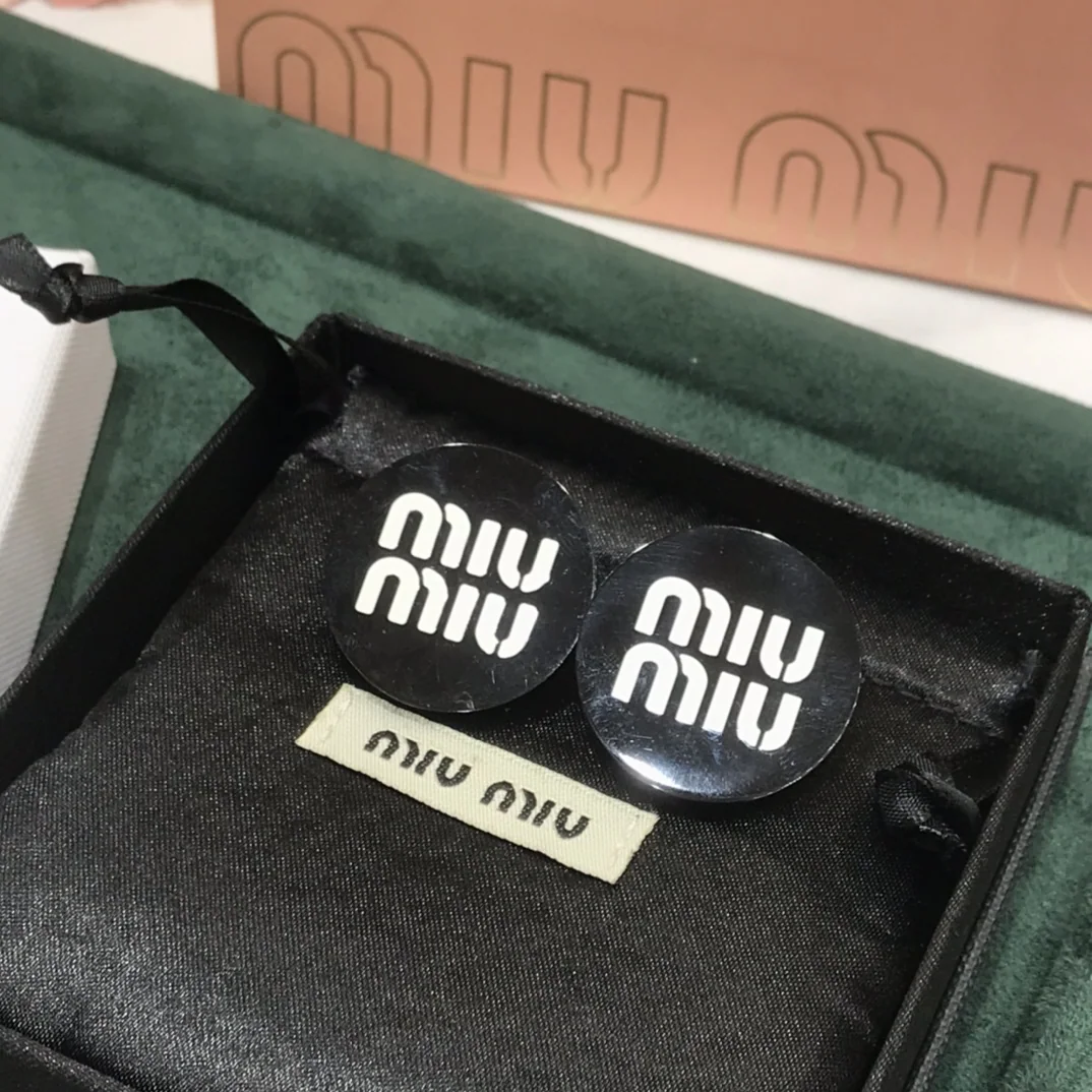 미우미우 블랙 라운드 클립 귀걸이 상세 이미지 4