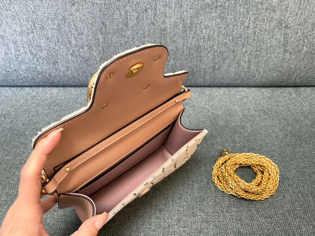 발렌티노 가라바니 미니 로코 V로고 카프스킨 핸드백 상세 이미지 7