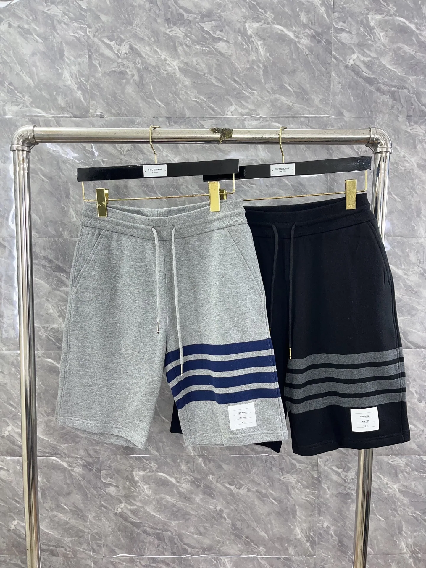 톰브라운 25 ss 컬러웨이 사선 스트라이프 반바지 40398 Thom Browne Shorts 상세 이미지 2