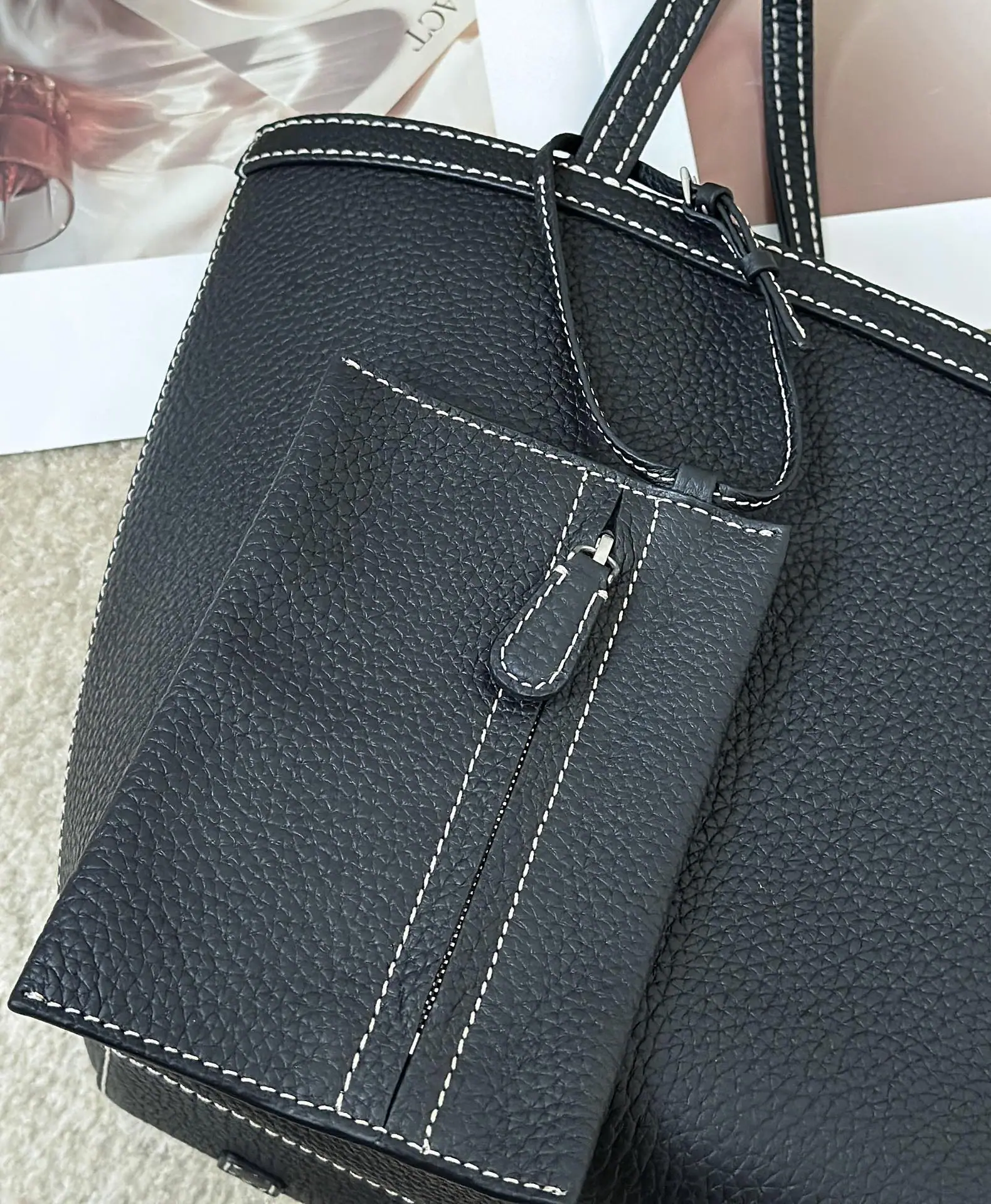 더로우 TC 페블드 가죽 스티치 가방 상세 이미지 8