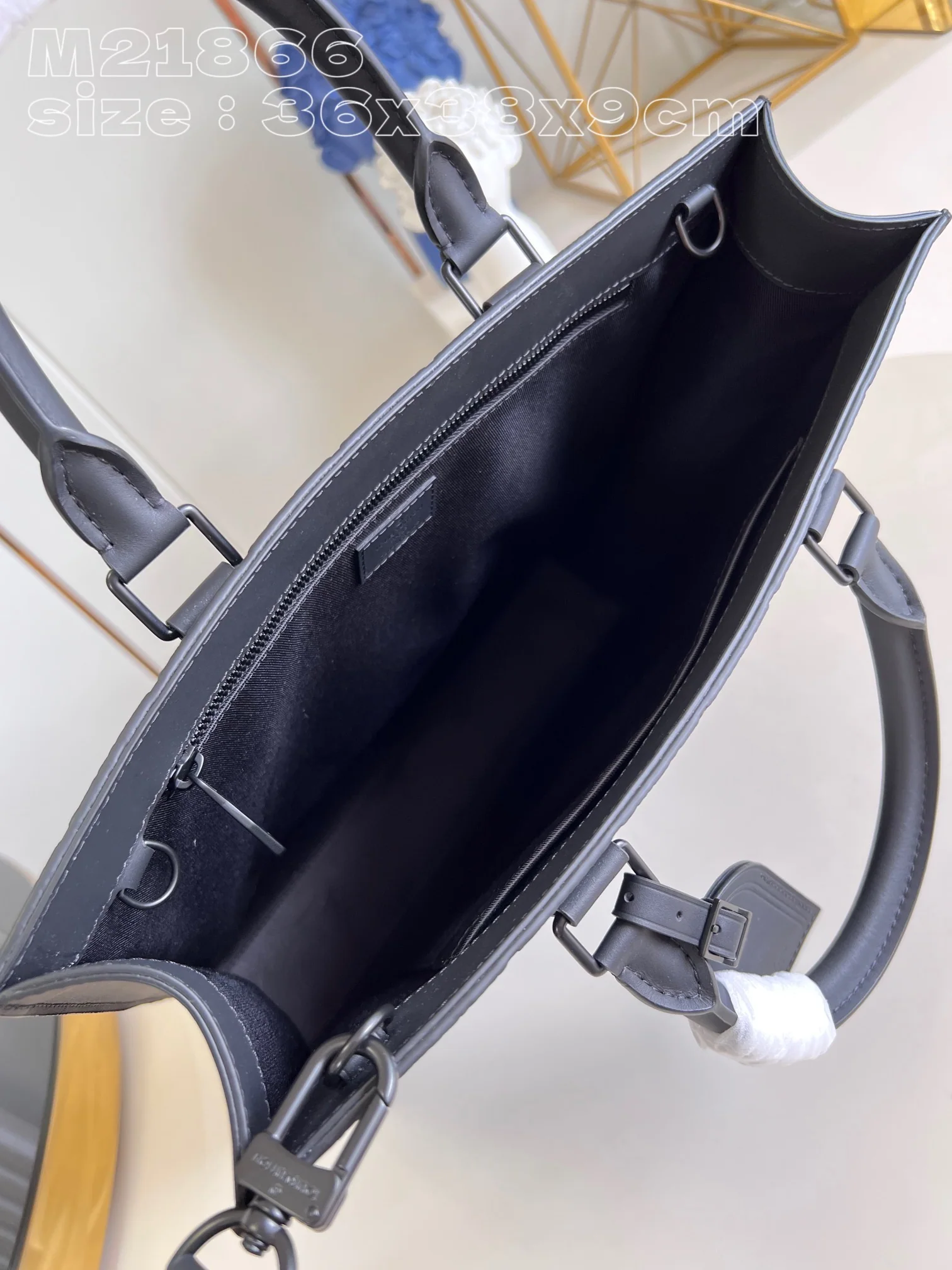 루이비통 M21866 블랙 핸드백 모노그램 상세 이미지 6