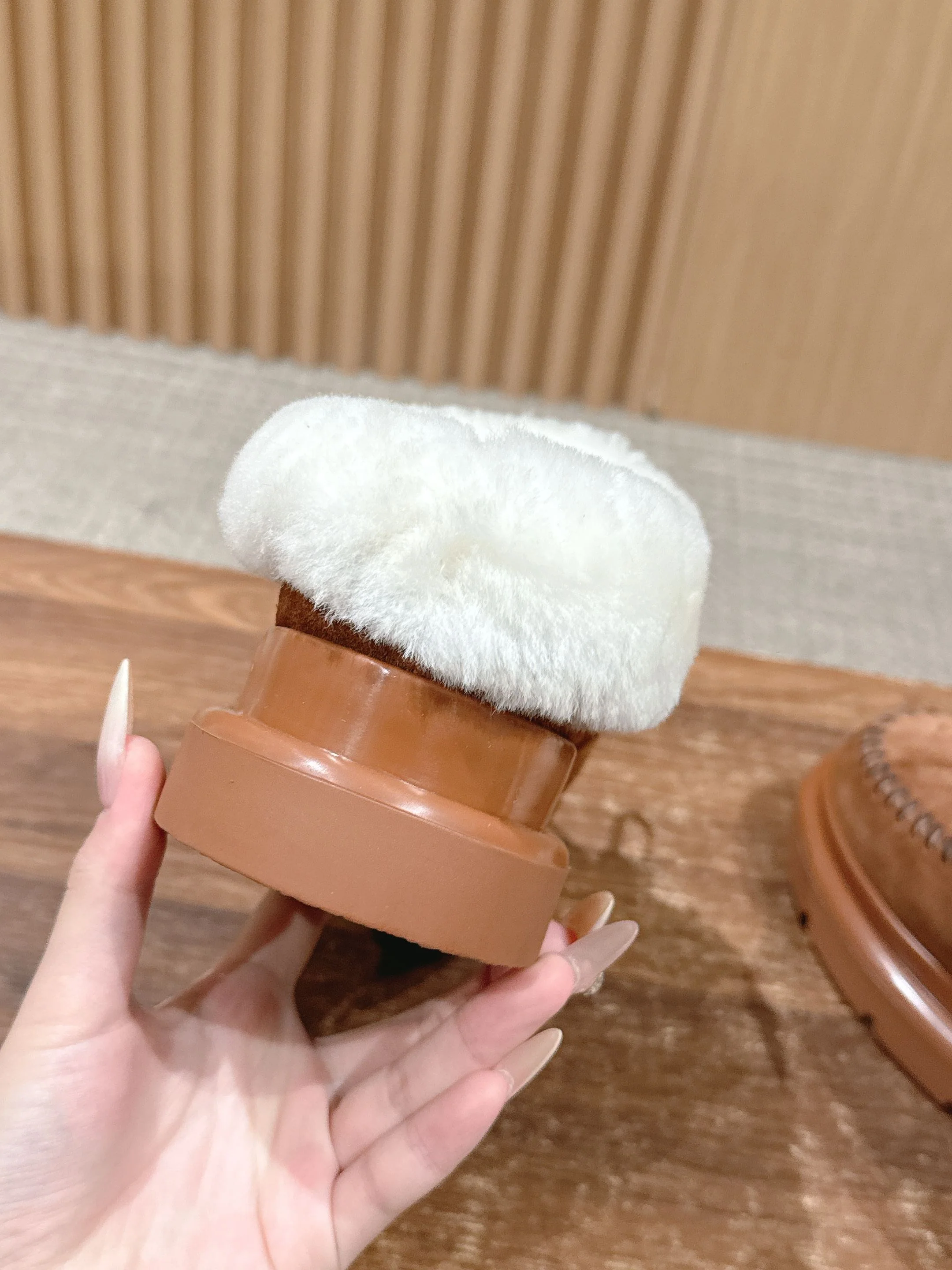 루이비통 모노그램 엠보싱 스웨이드 로퍼 상세 이미지 8
