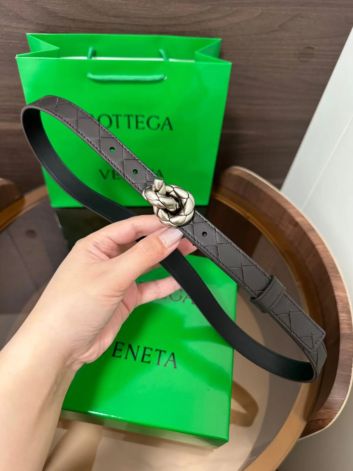 보테가베네타 체크 무늬 카프스킨 여성 벨트 상세 이미지 4