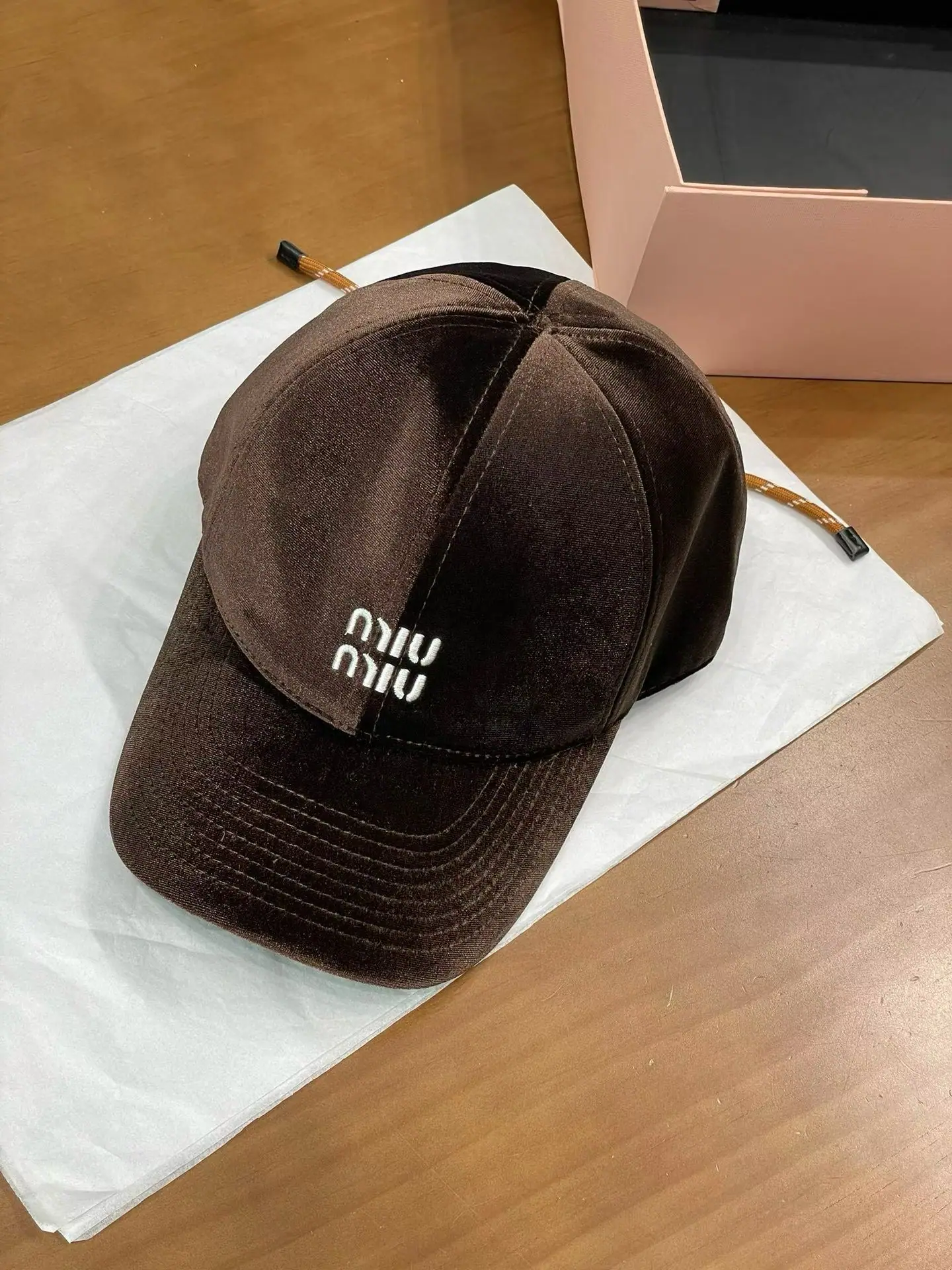 미우미우 벨벳 자수 베이스볼 모자 상세 이미지 1