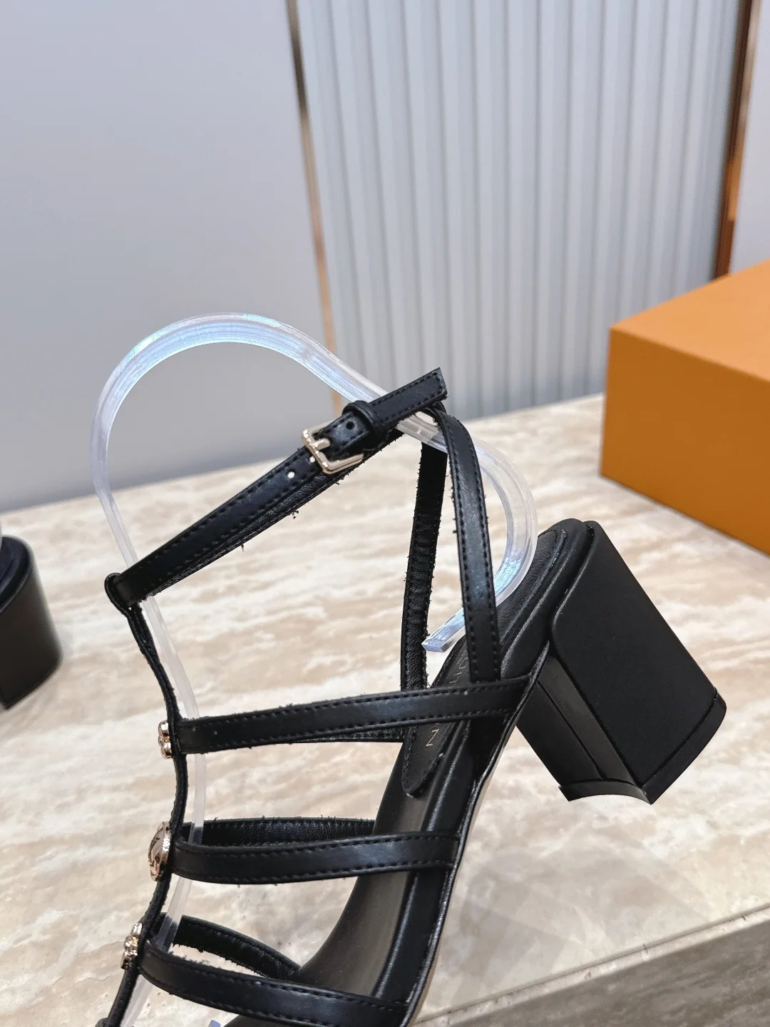 루이비통 메탈 버클 청키힐 샌들 상세 이미지 6