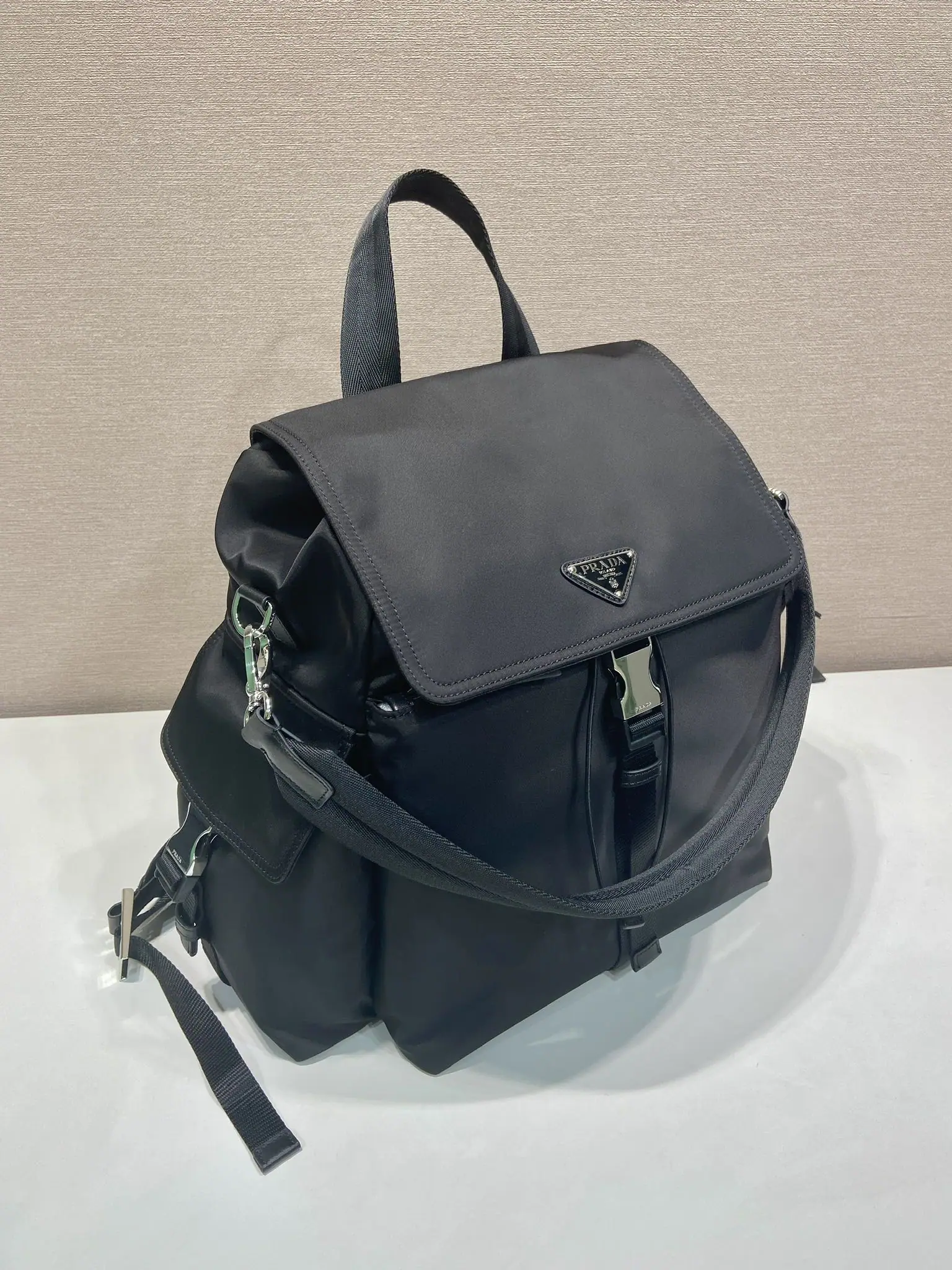 프라다 Explore 멀티포켓 나일론 가방 2VZ118 상세 이미지 2
