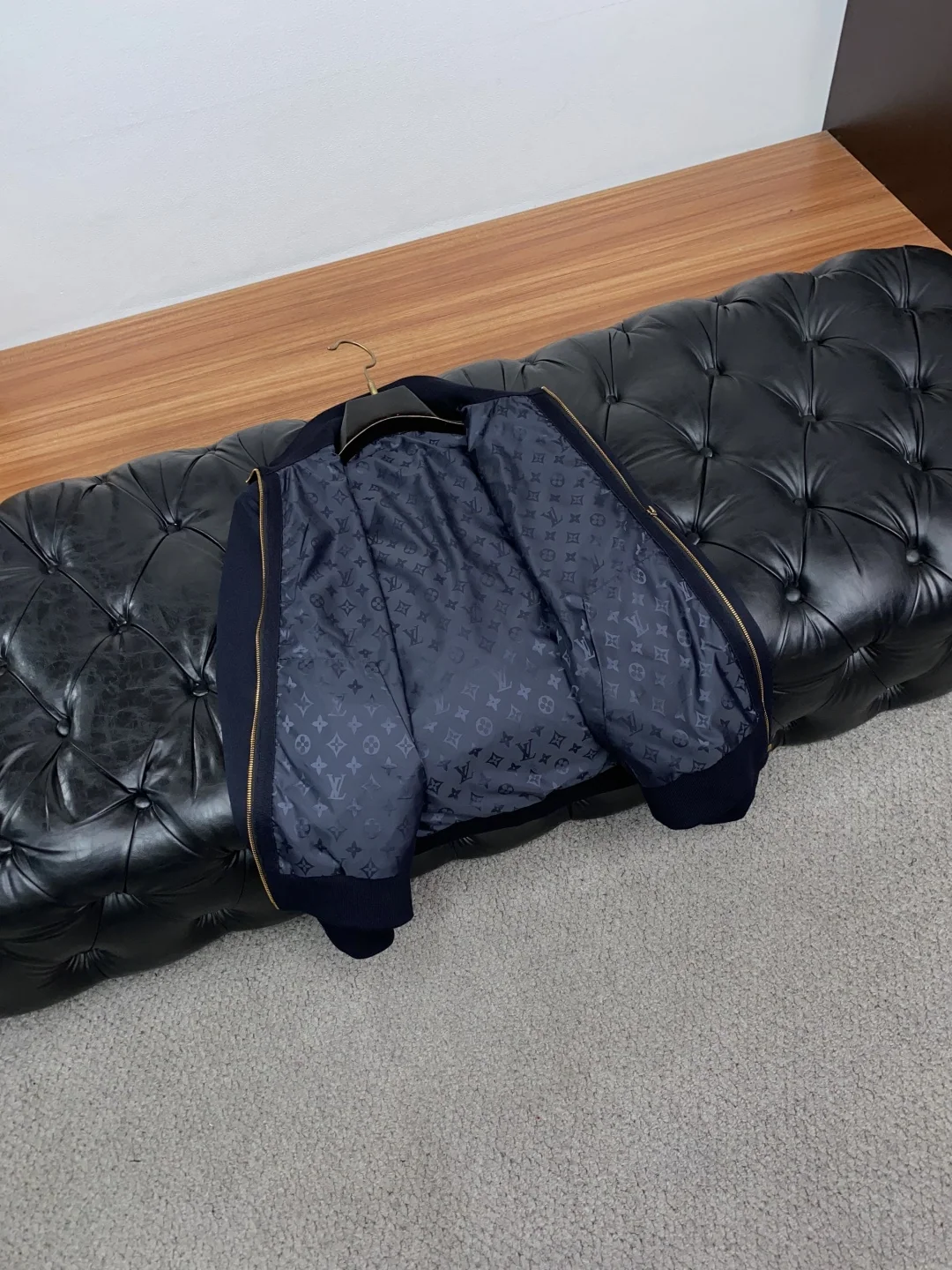 루이비통 뉴 모노그램 패턴 양면 스웨이드 보머 자켓 상세 이미지 7