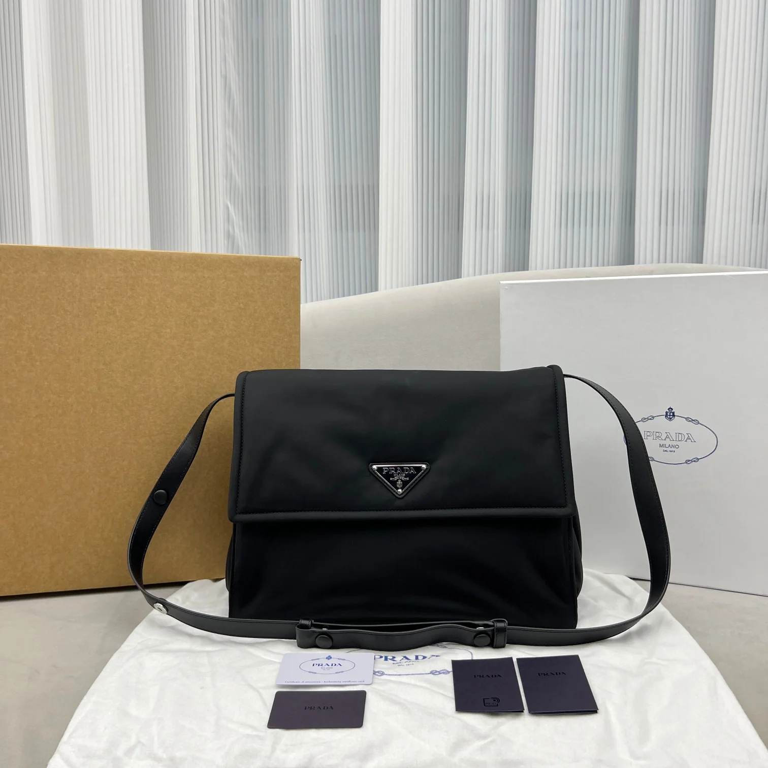프라다 나일론 삼각로고 메신저백 136686