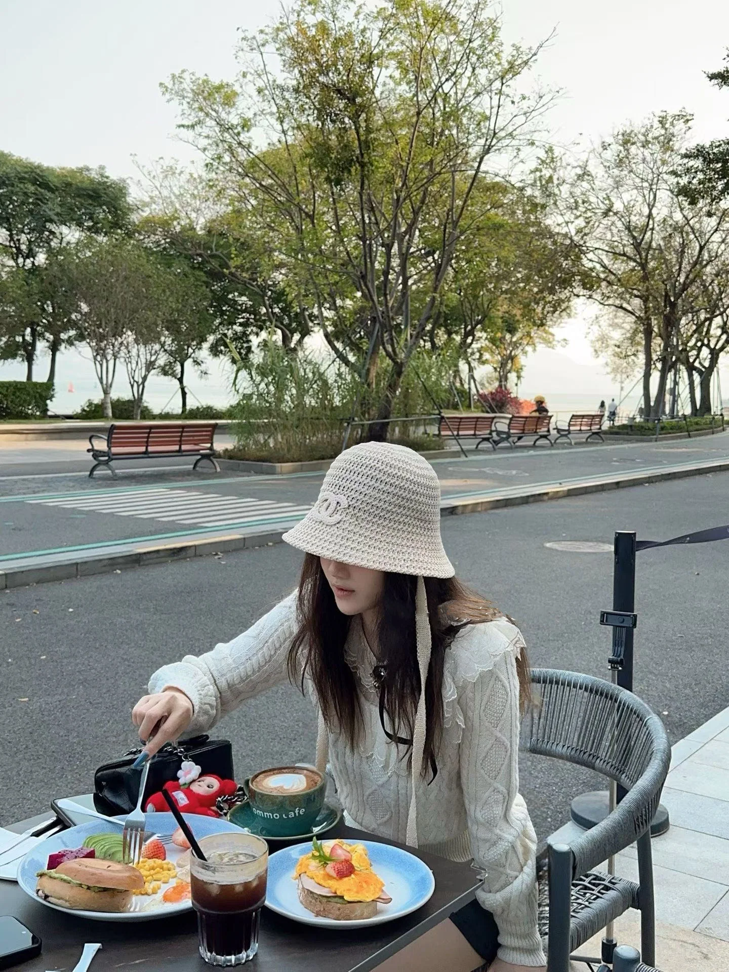 샤넬 더블 C 로고 스트로 캡 상세 이미지 1