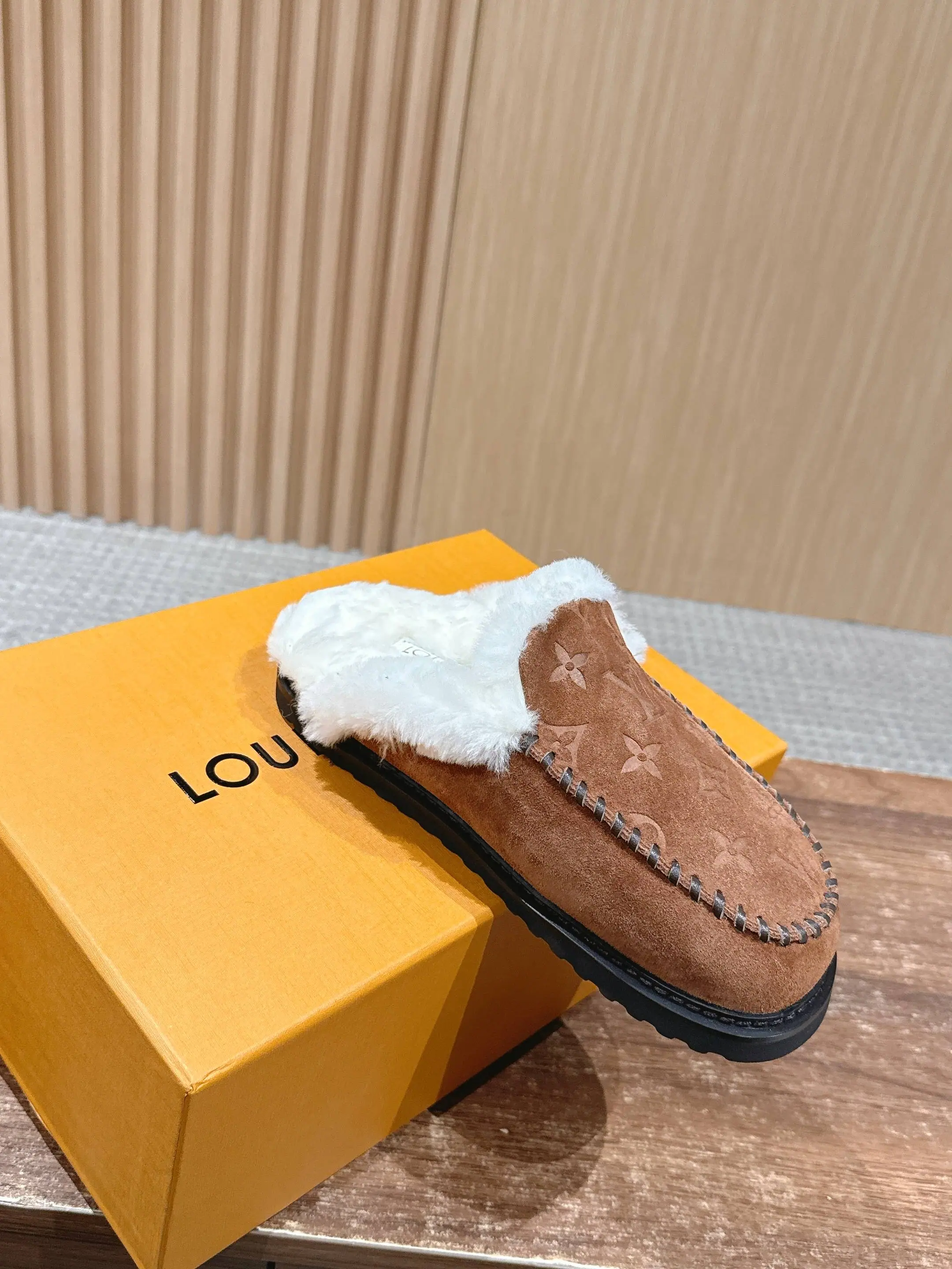 루이비통 코르티나 모노그램 스웨이드 로퍼 상세 이미지 3