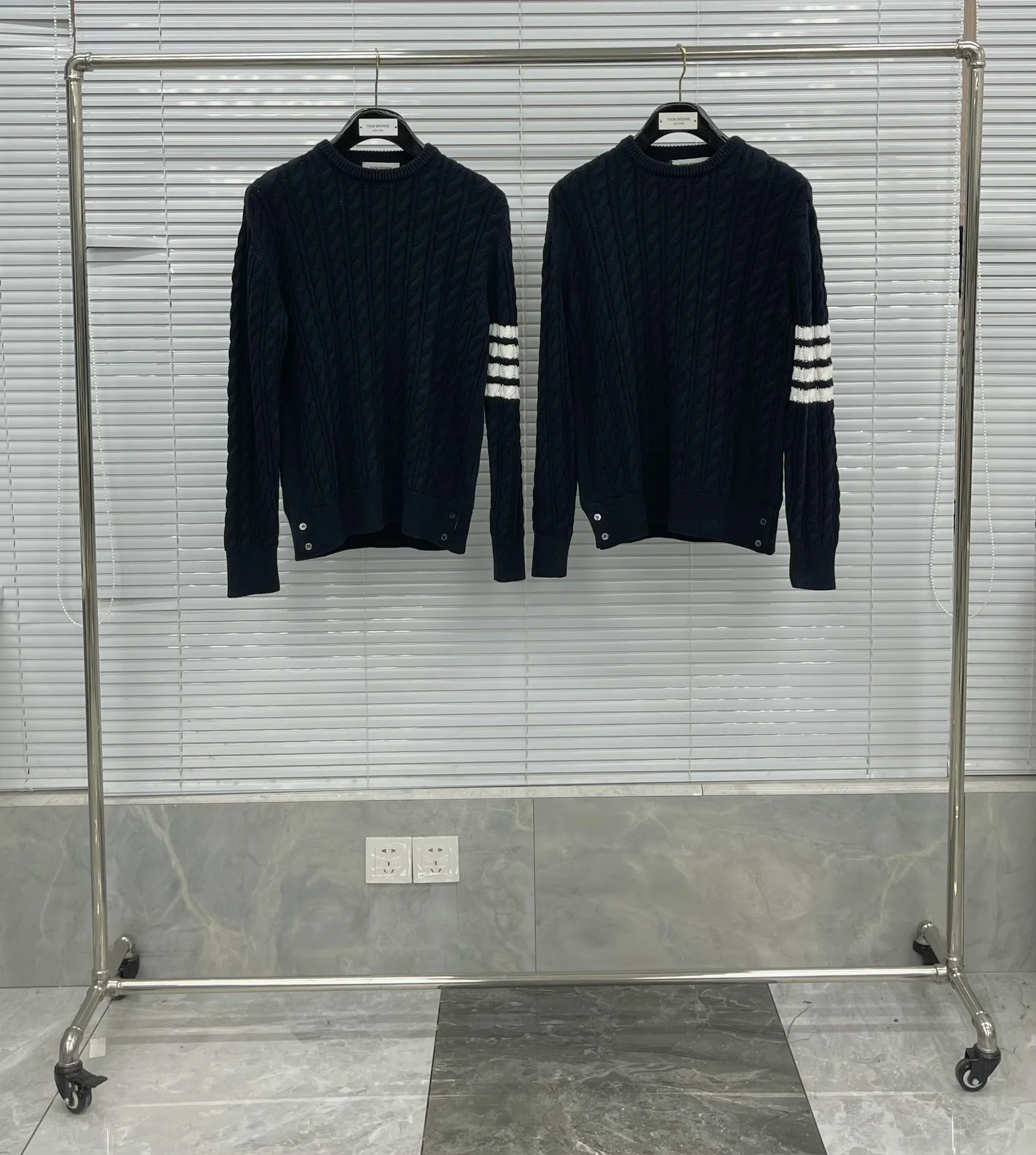톰브라운 케이블 니트 크루넥 스웨터 143026