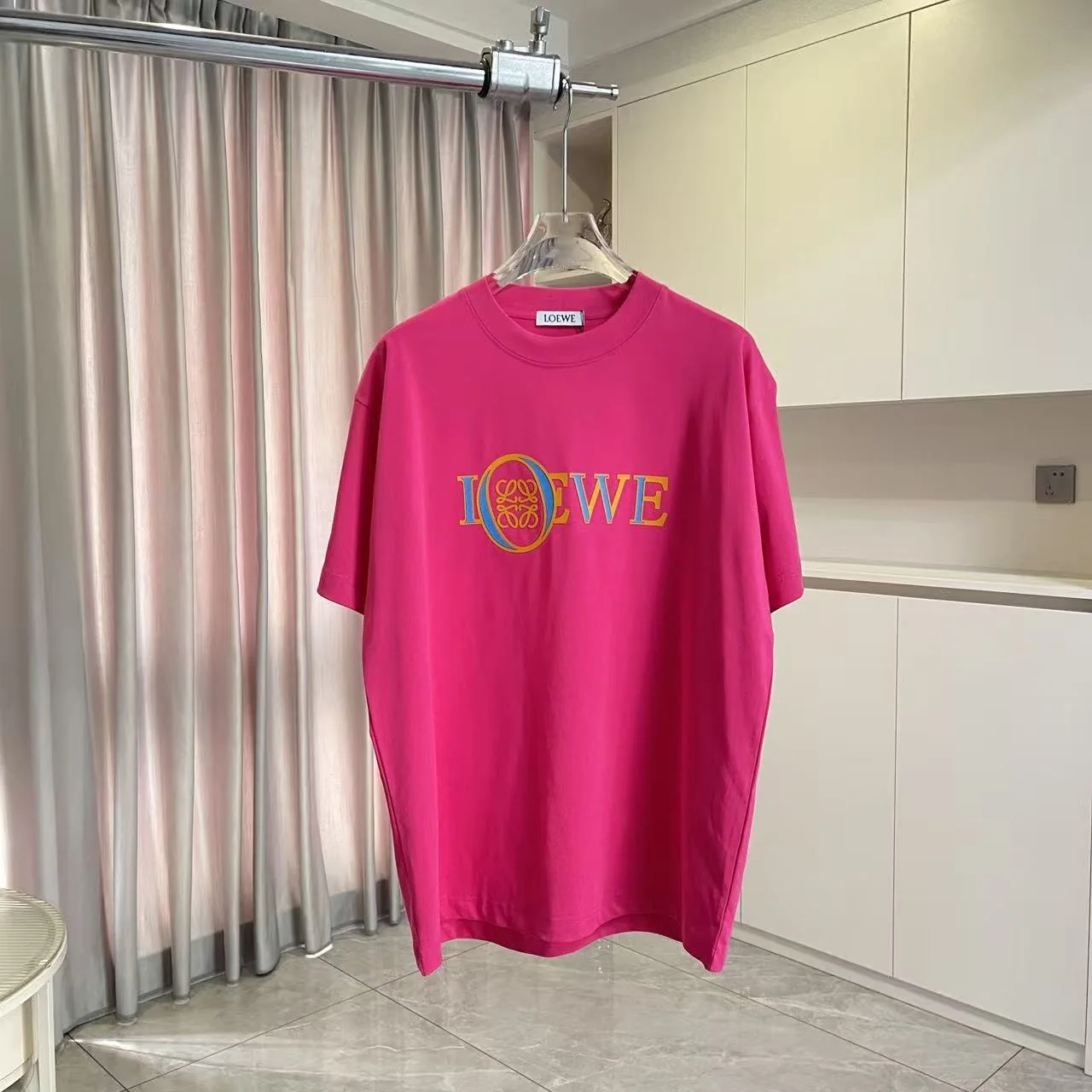 로에베 3D 실리콘 레터 로고 반팔 티셔츠 상세 이미지 1