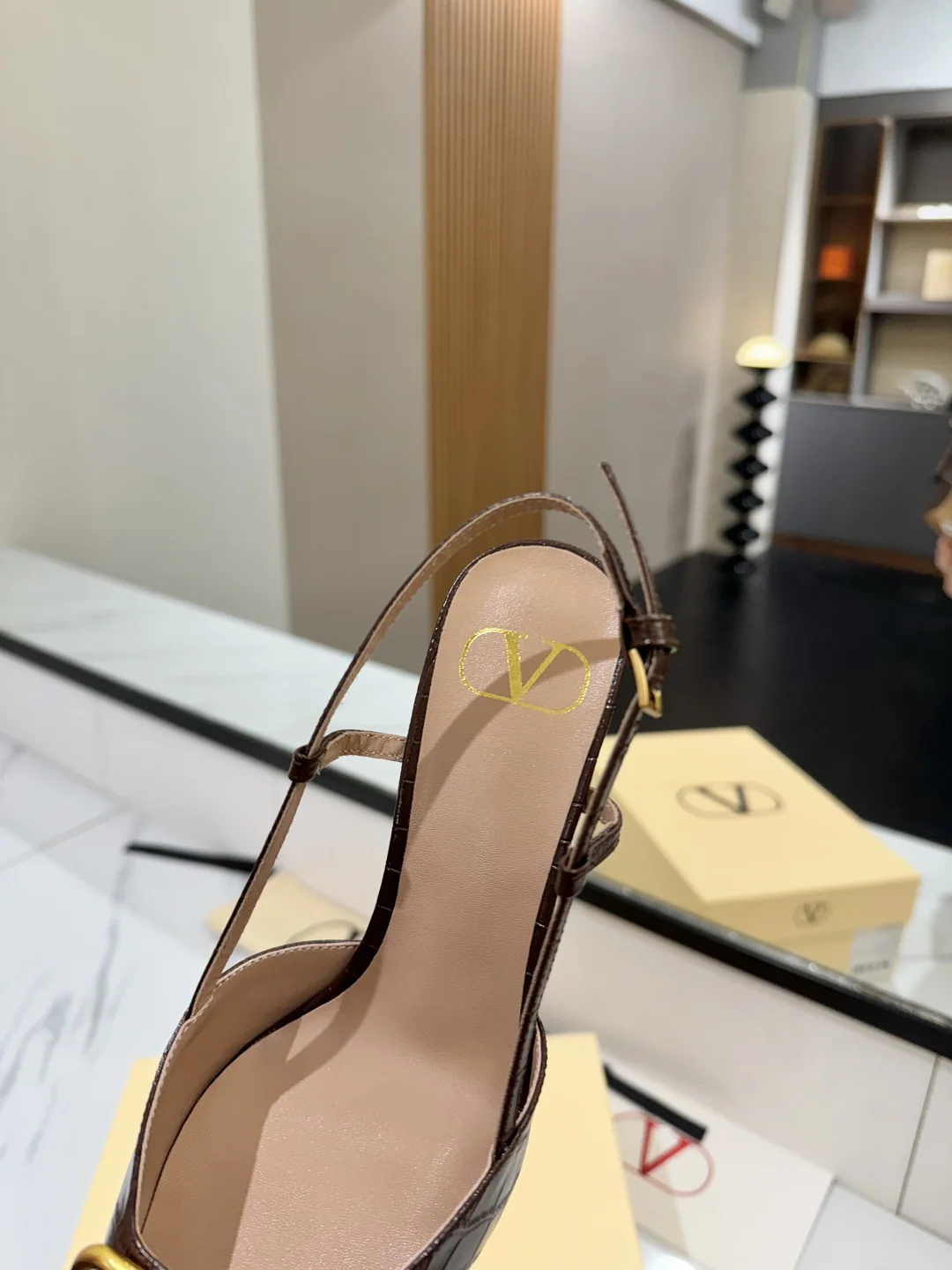 발렌티노 V로고 버클 포인티드토 하이힐 샌들 상세 이미지 8