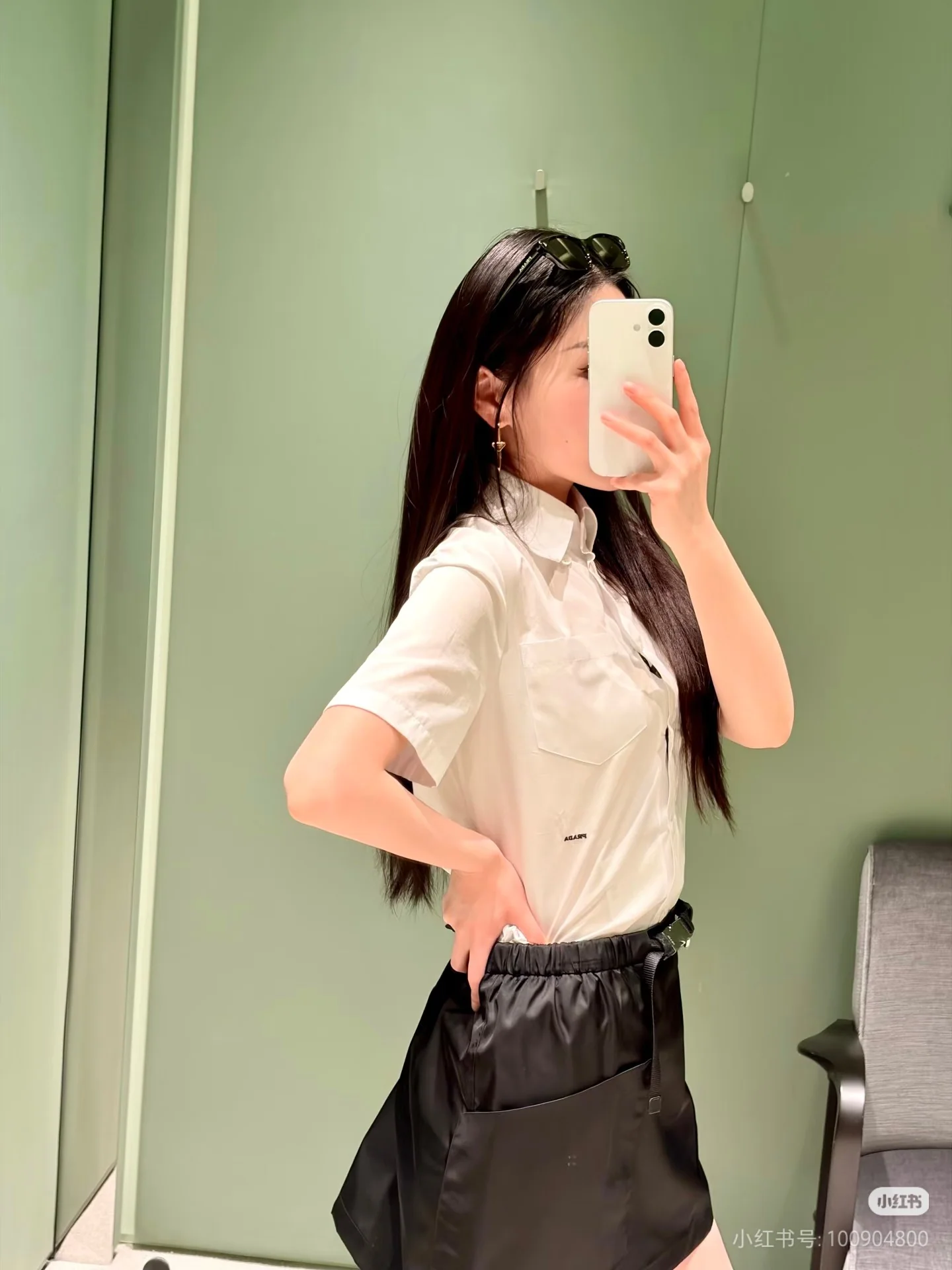 프라다 로고 자수 포켓 코튼 카라 반팔 티셔츠 2026 SS 상세 이미지 2