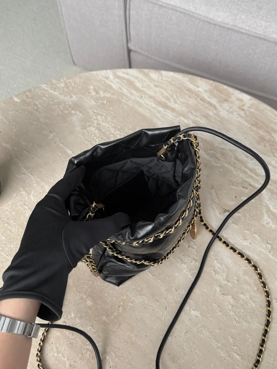 샤넬 22백 미니 블랙 금장 가방 상세 이미지 2
