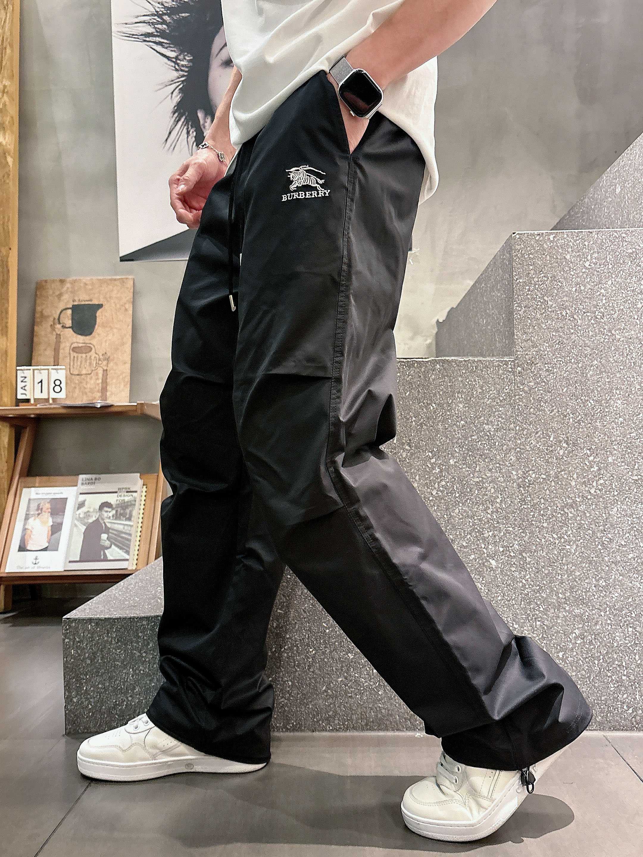 버버리 클래식 로고 남성 바지 상세 이미지 1