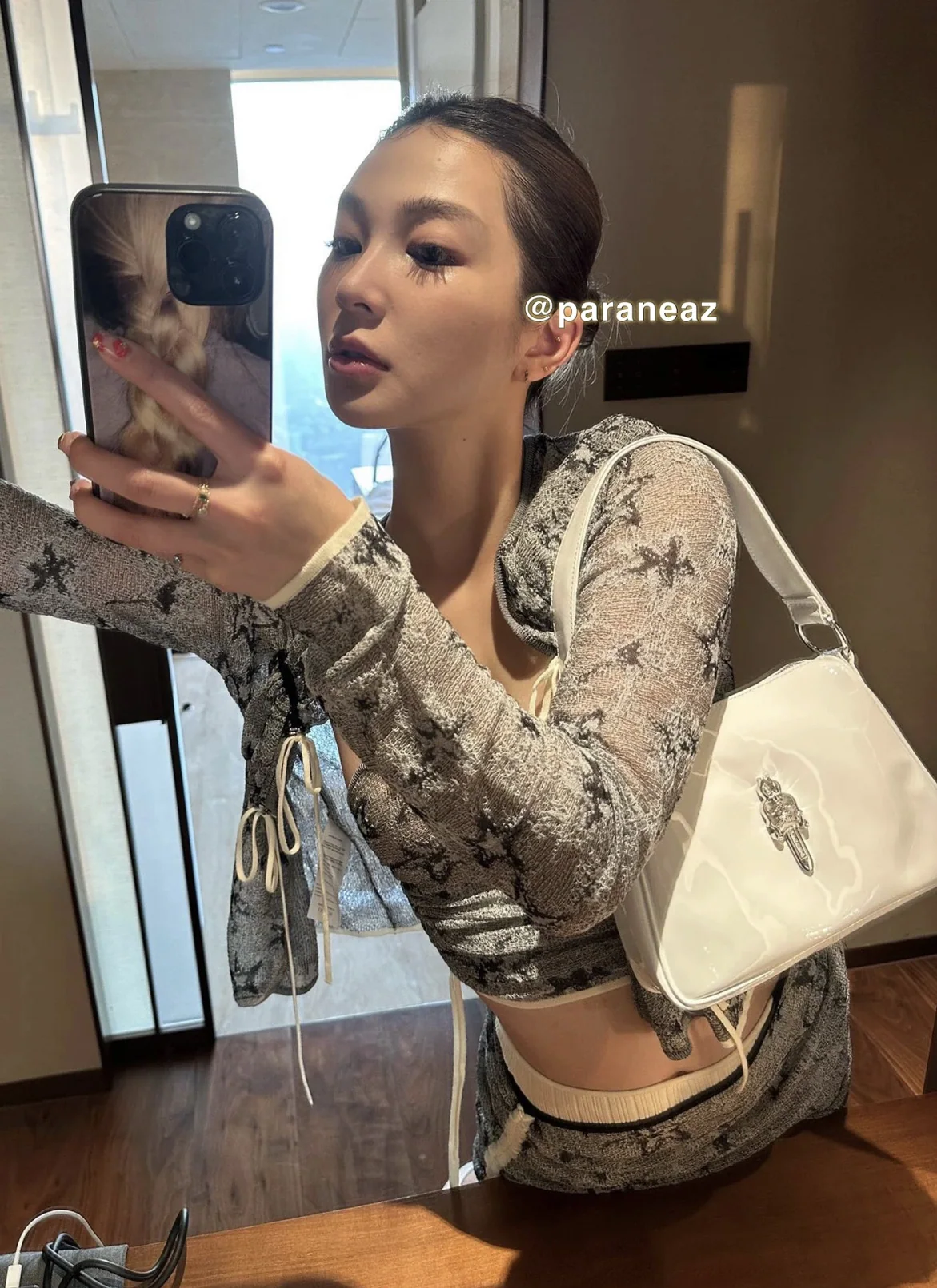 크롬하츠 화이트 페이턴트 가죽 가방 상세 이미지 5