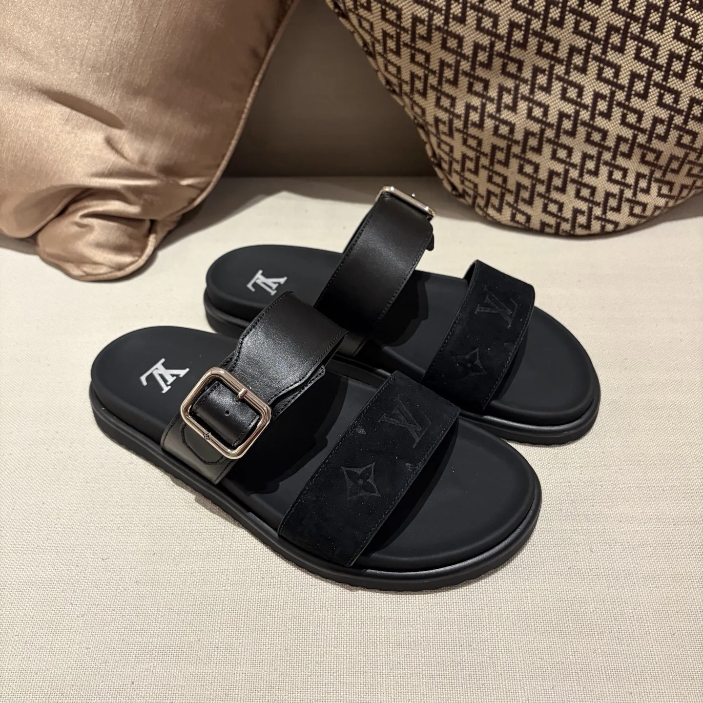 루이비통 더블 스트랩 샌들 149083