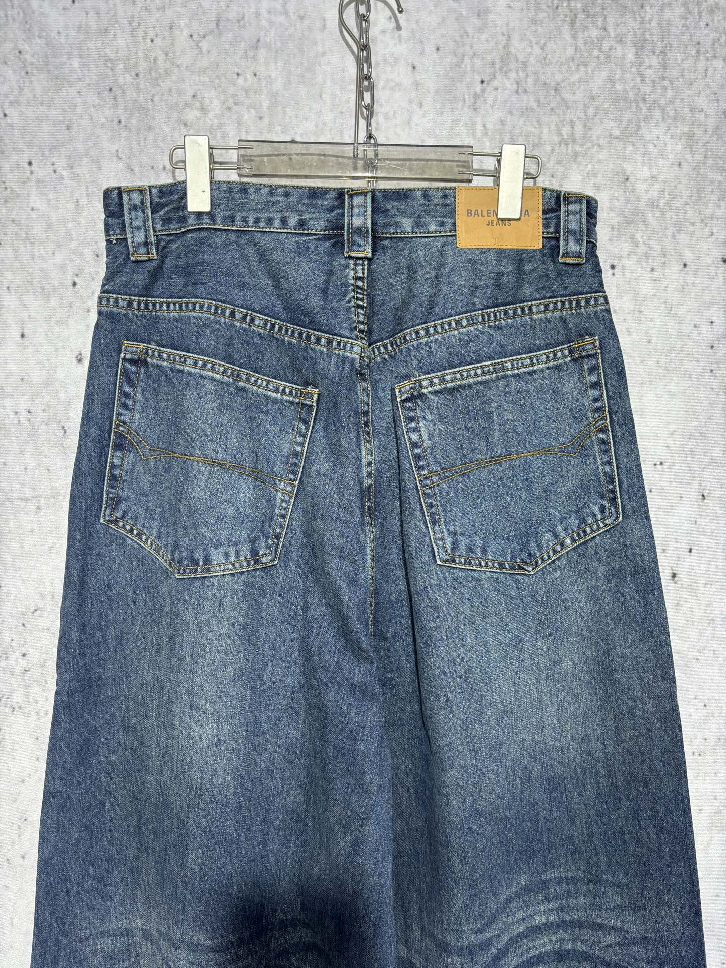 발렌시아가 배기 진 남성 바지 36240-F 상세 이미지 9