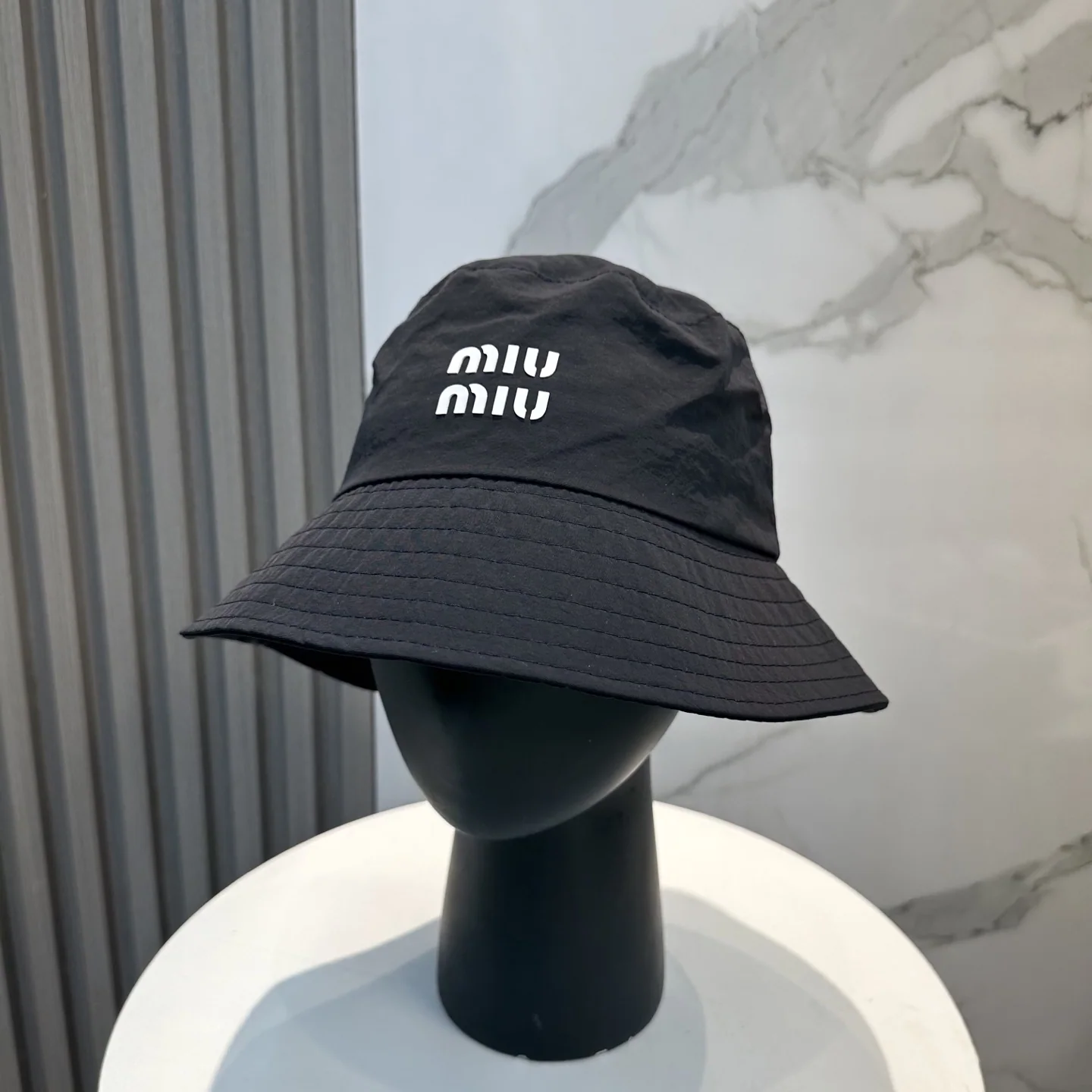 미우미우 미니멀 속건성 버킷햇 모자 119162