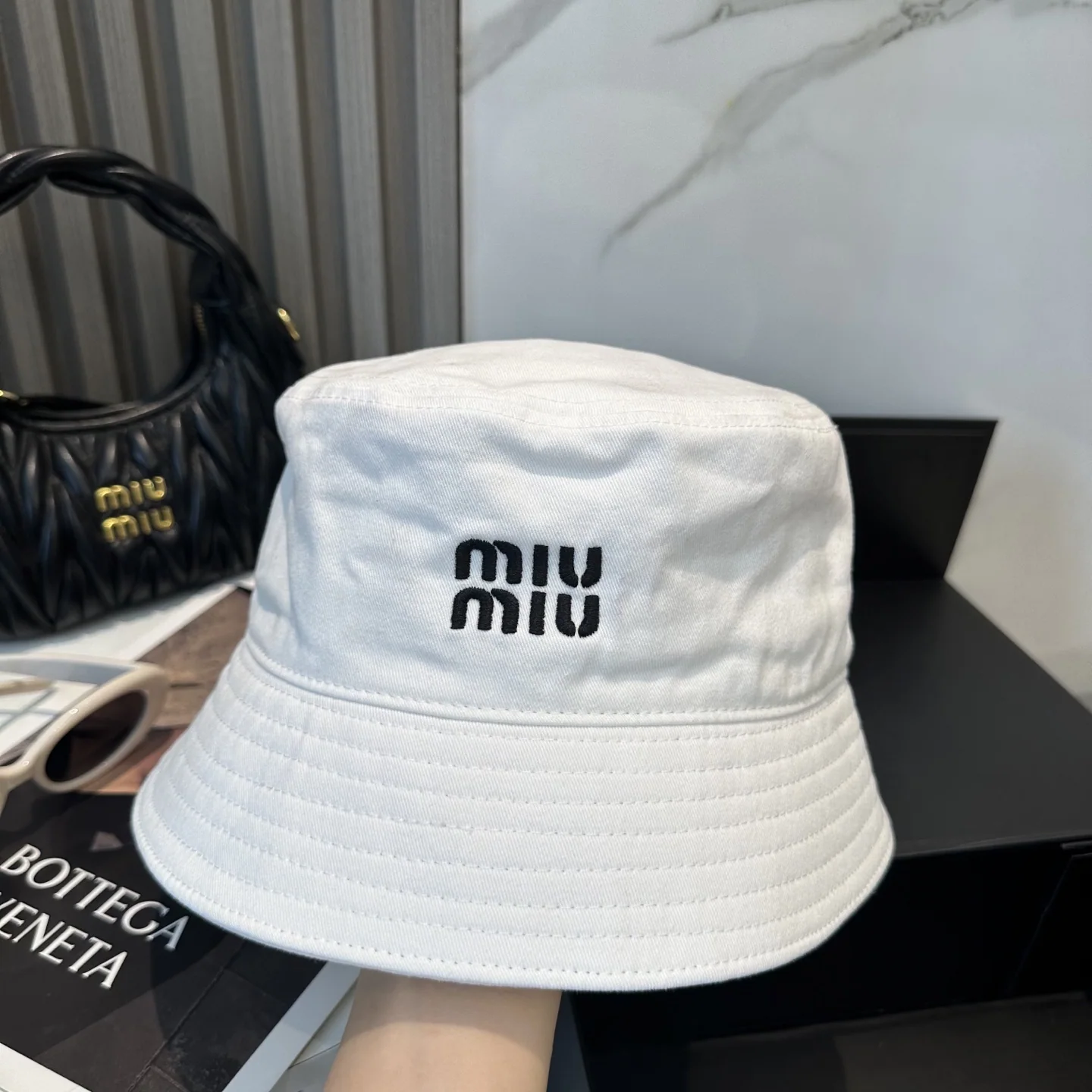 미우미우 자수 버킷 햇 모자 상세 이미지 2