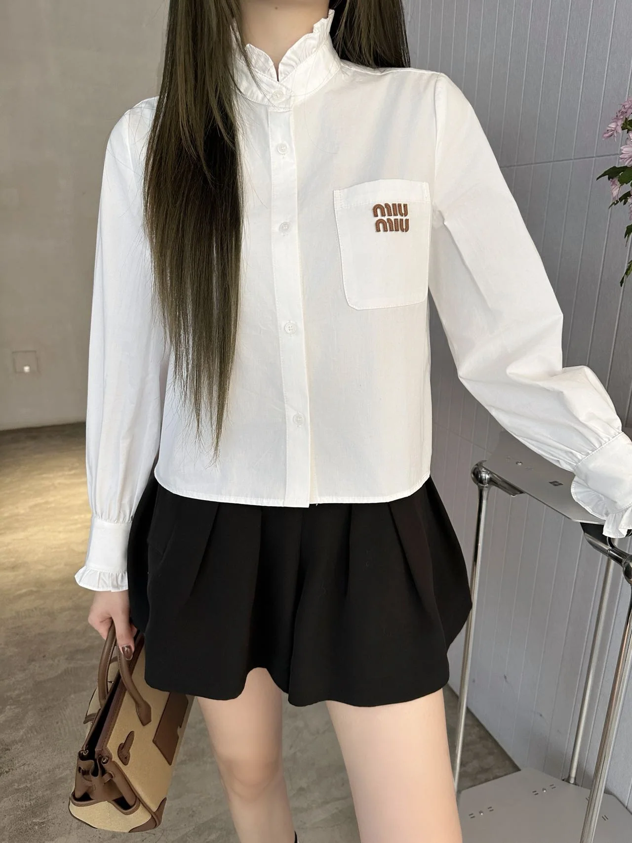 미우미우 러플 카라 긴팔 셔츠 2025 FW