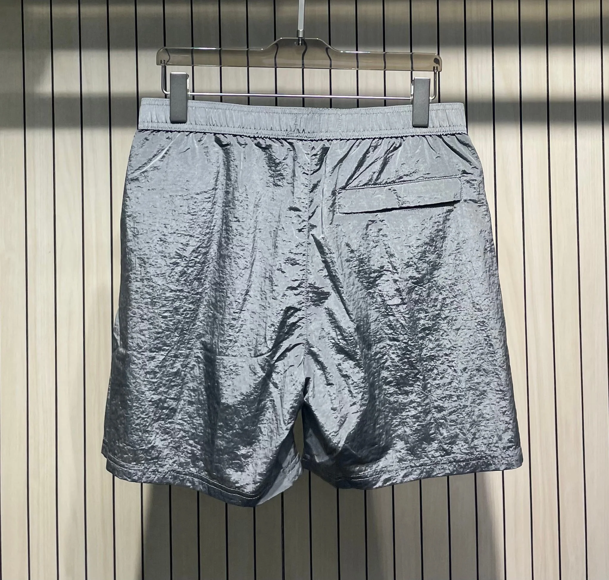 스톤아일랜드 경량 메탈릭 나일론 허리밴드 반바지 상세 이미지 3