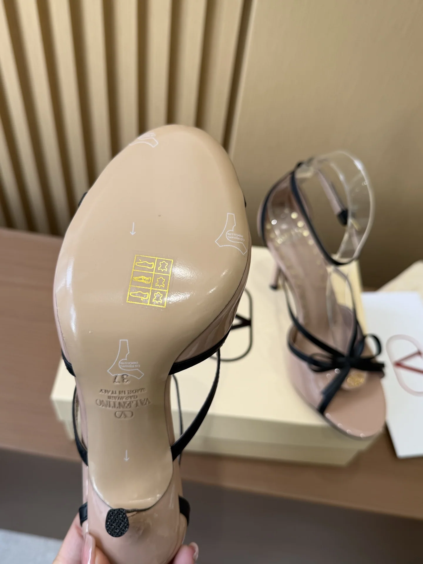 발렌티노 V 버클 보우 하이힐 샌들 상세 이미지 9