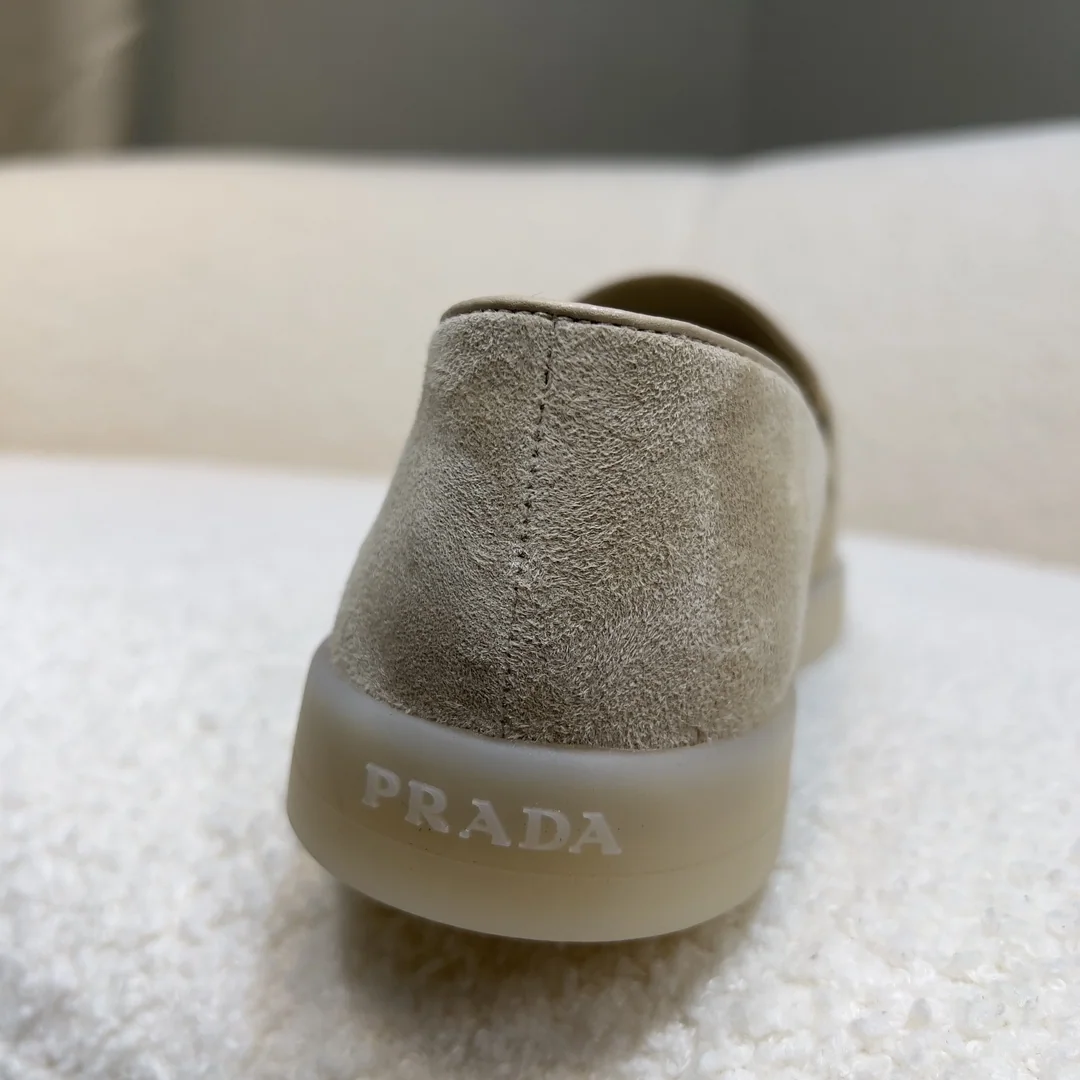 프라다 에나멜 메탈 로고 스웨이드 로퍼 상세 이미지 9