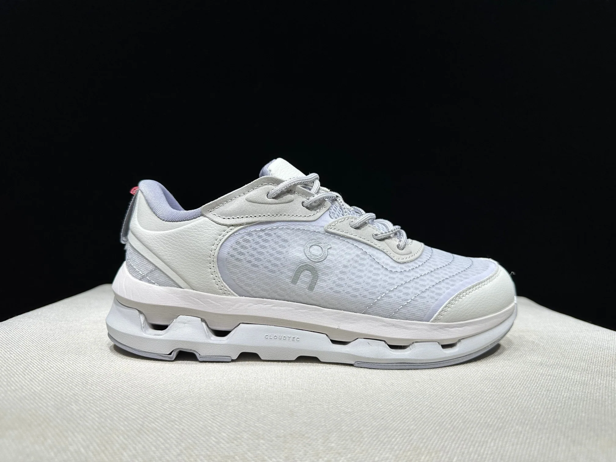 ON 클라우드존 문 러닝화 102771