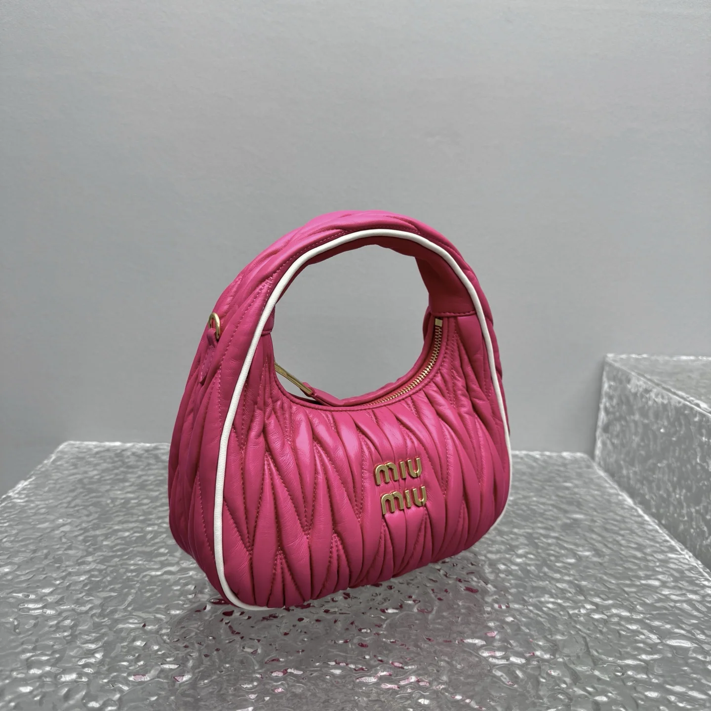 미우미우 분홍 배색 양가죽 호보 크로스바디 가방 상세 이미지 3