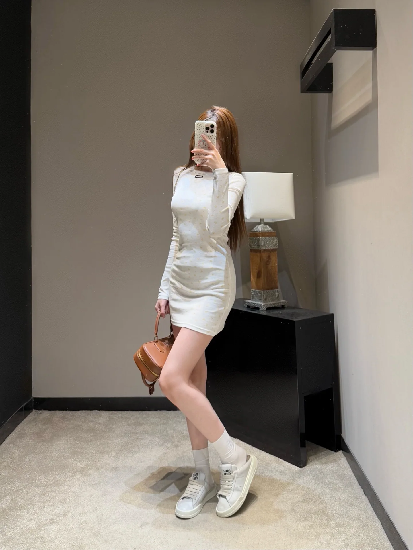 미우미우 레이스 카라 플라워 자수 롱 슬림 티셔츠 원피스 2026 SS 상세 이미지 4